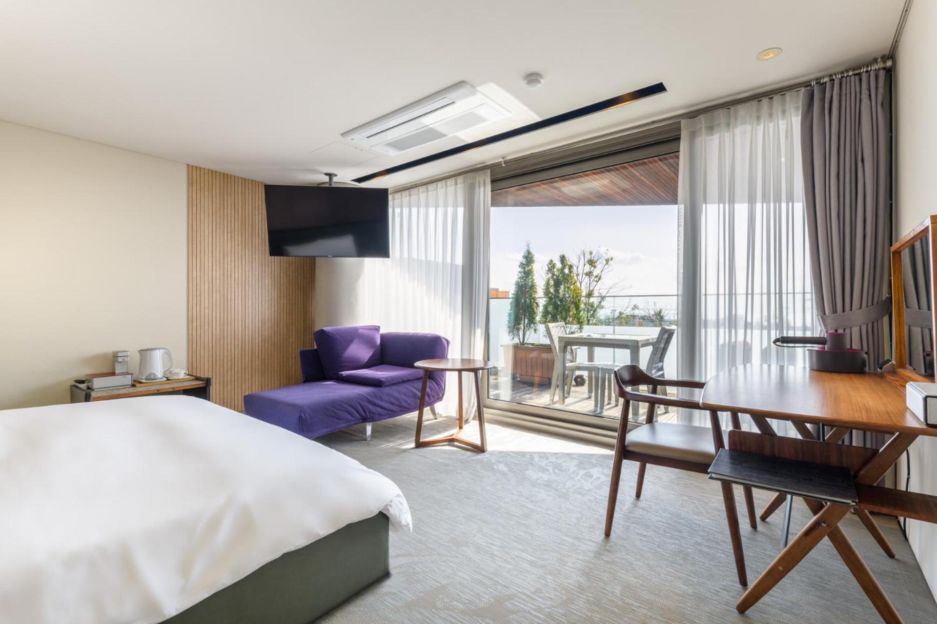 [Oasis] Studio Double + Private Pool & Cabana for 3 Hours