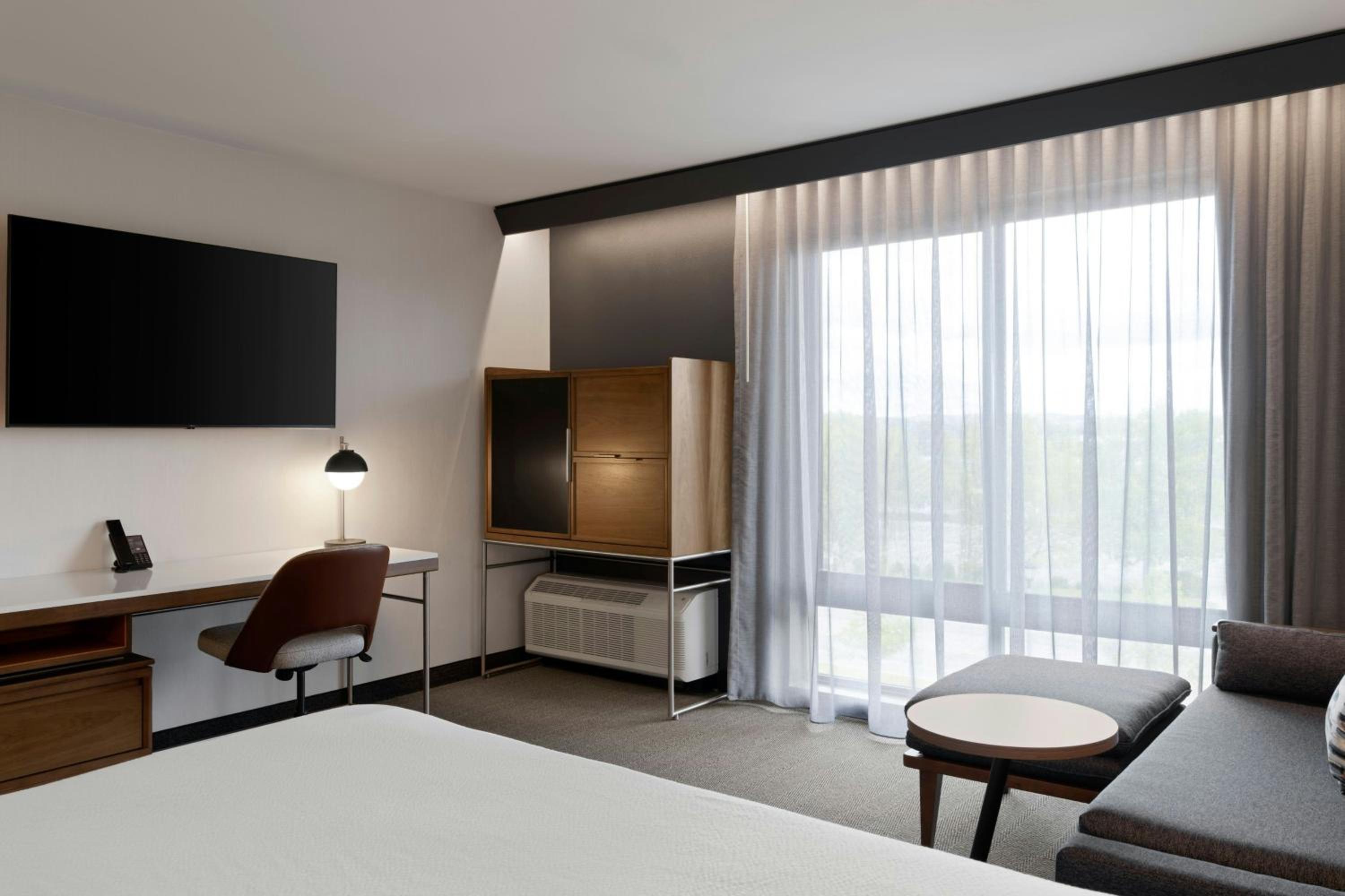 King Room with Bathtub and Sofa Bed - Mobility Access photo 1