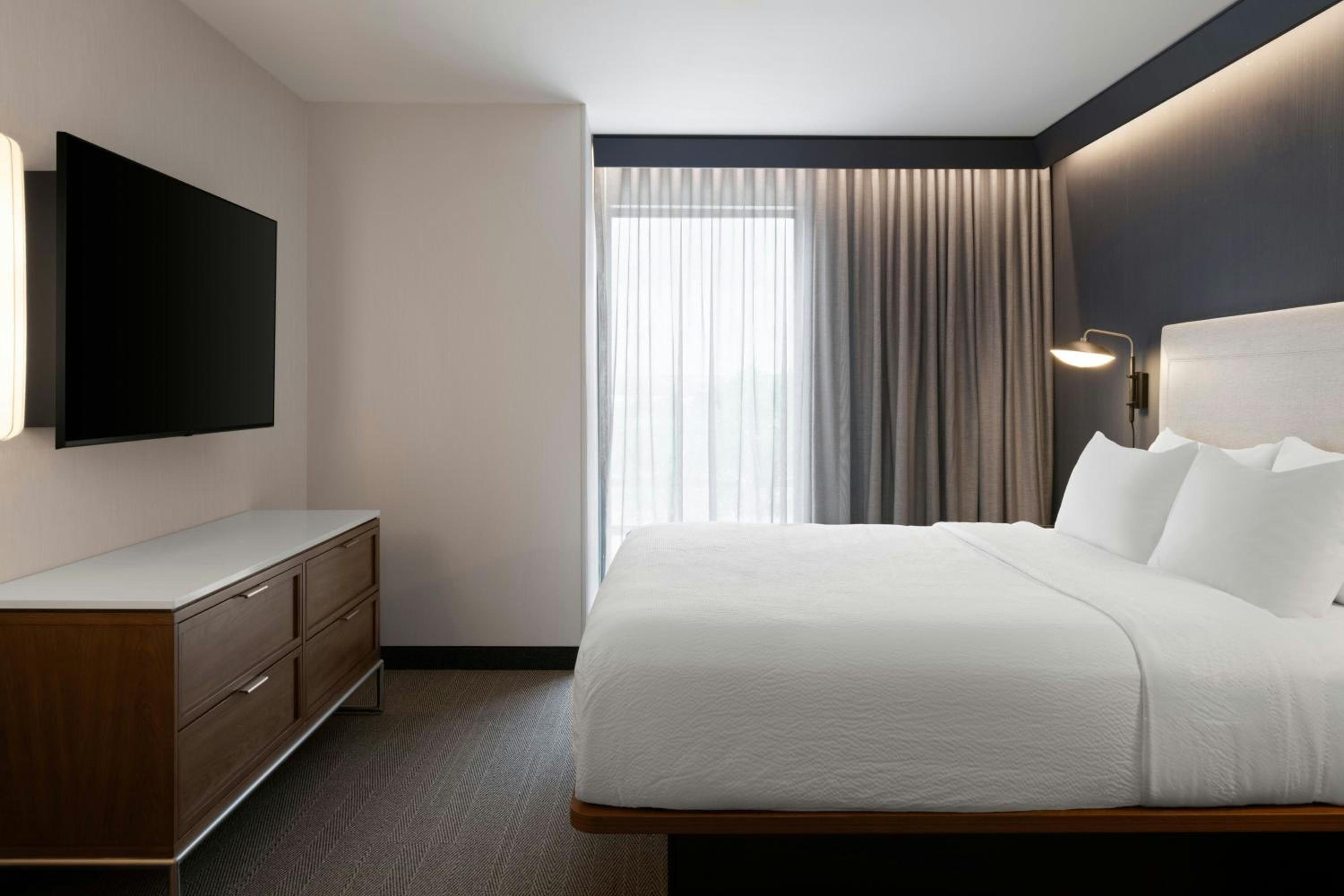 King Suite with Bathtub and Sofa Bed - Mobility Access photo 2