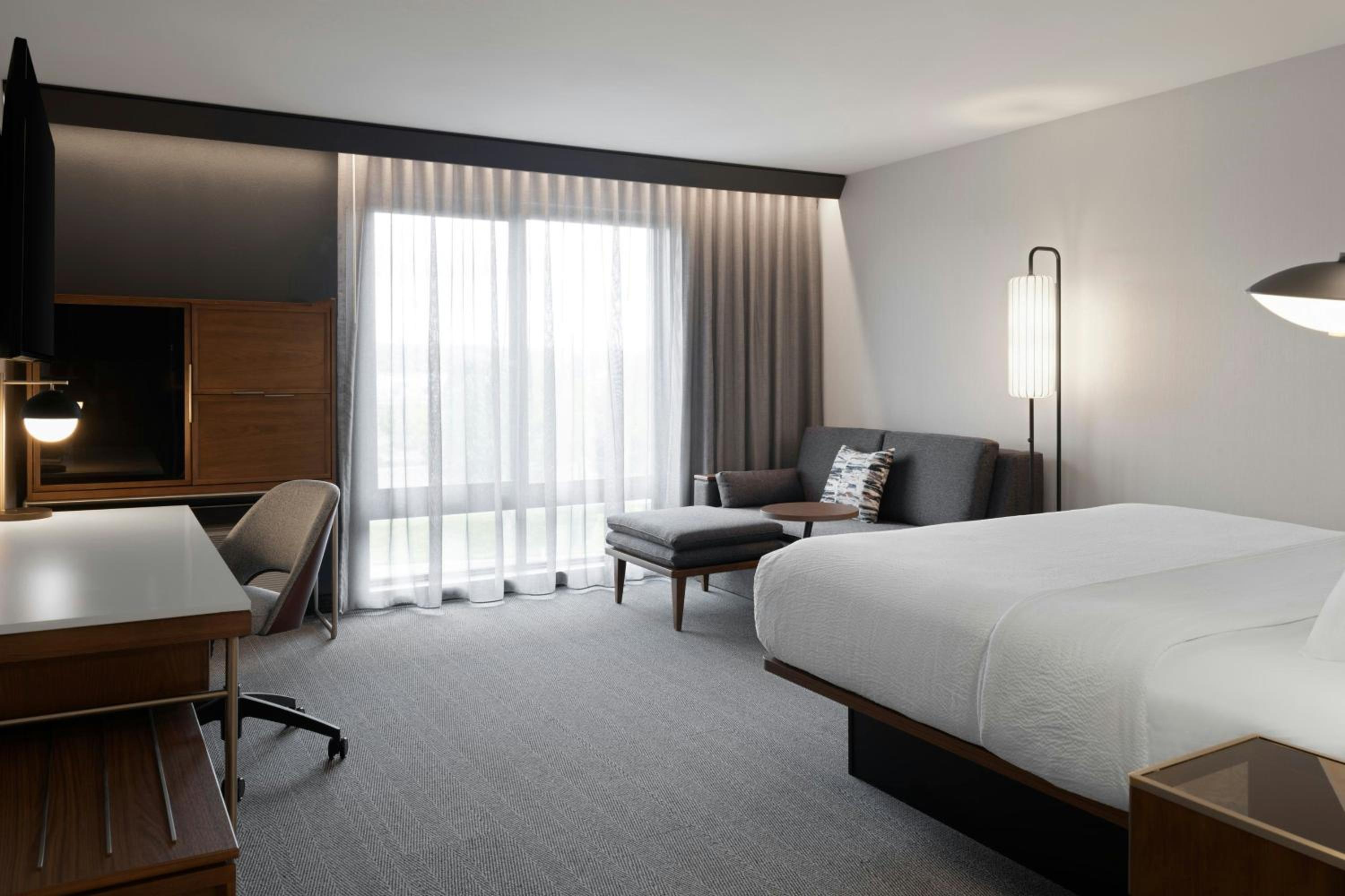 King Room with Bathtub and Sofa Bed - Mobility Access photo 2