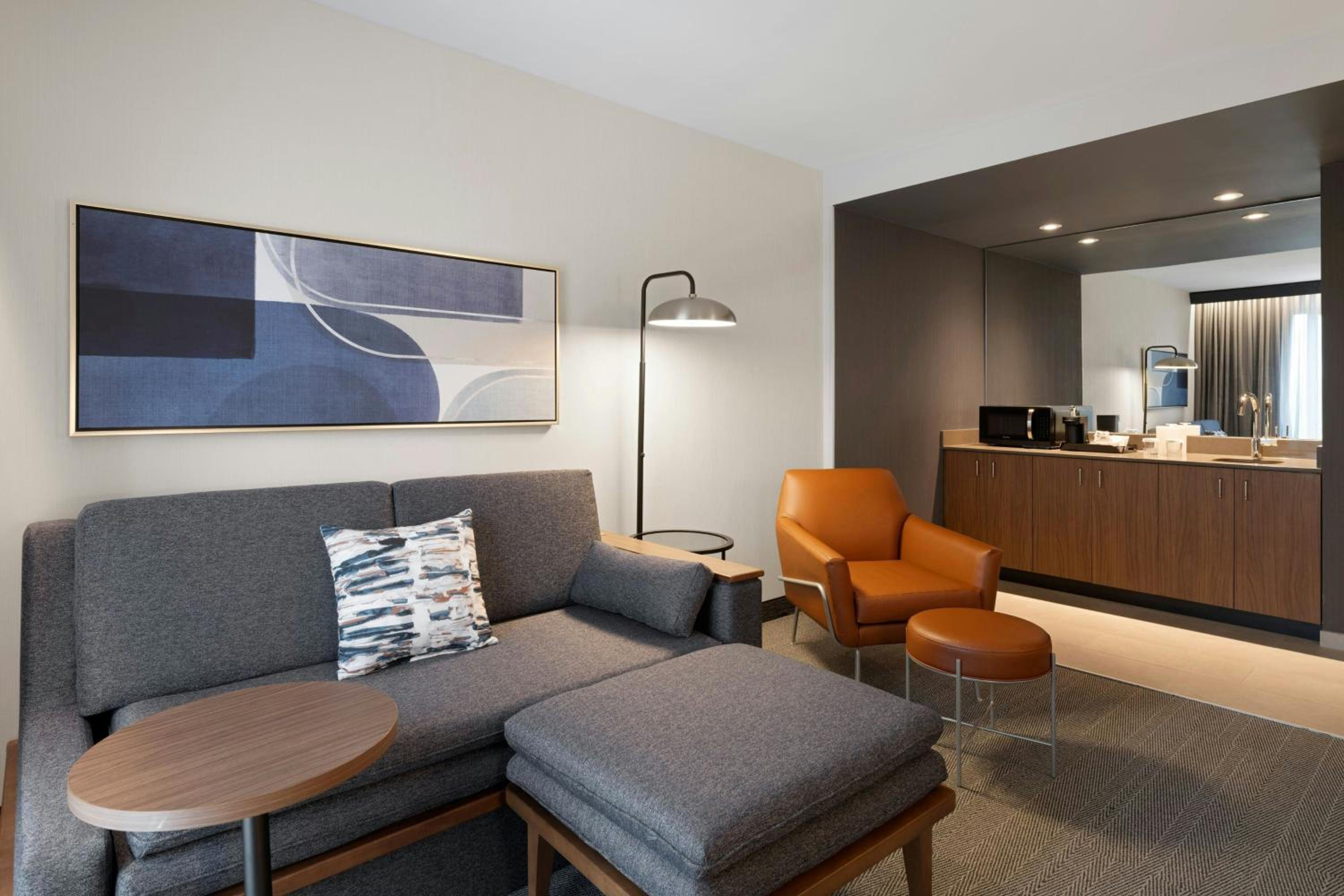King Suite with Bathtub and Sofa Bed - Mobility Access photo 3