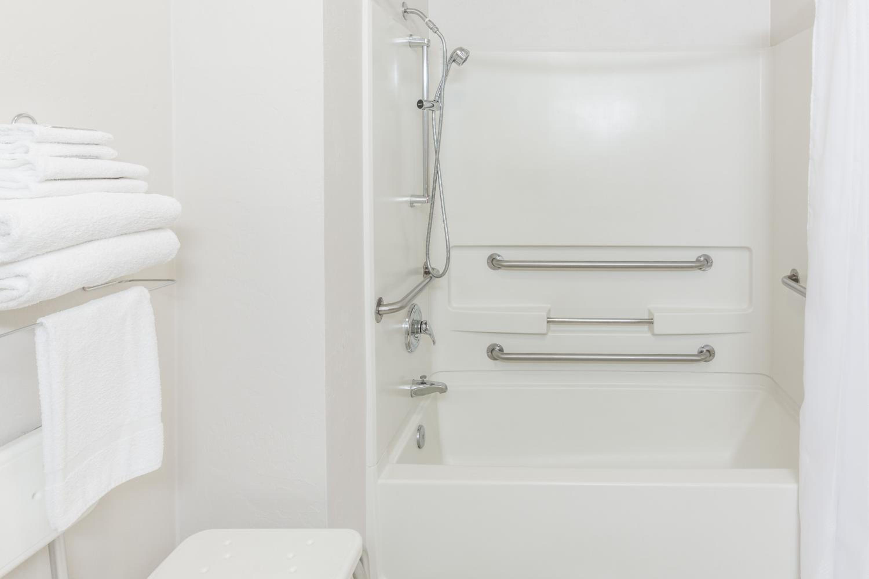 Queen Room - Disability Access - Non-Smoking photo 2