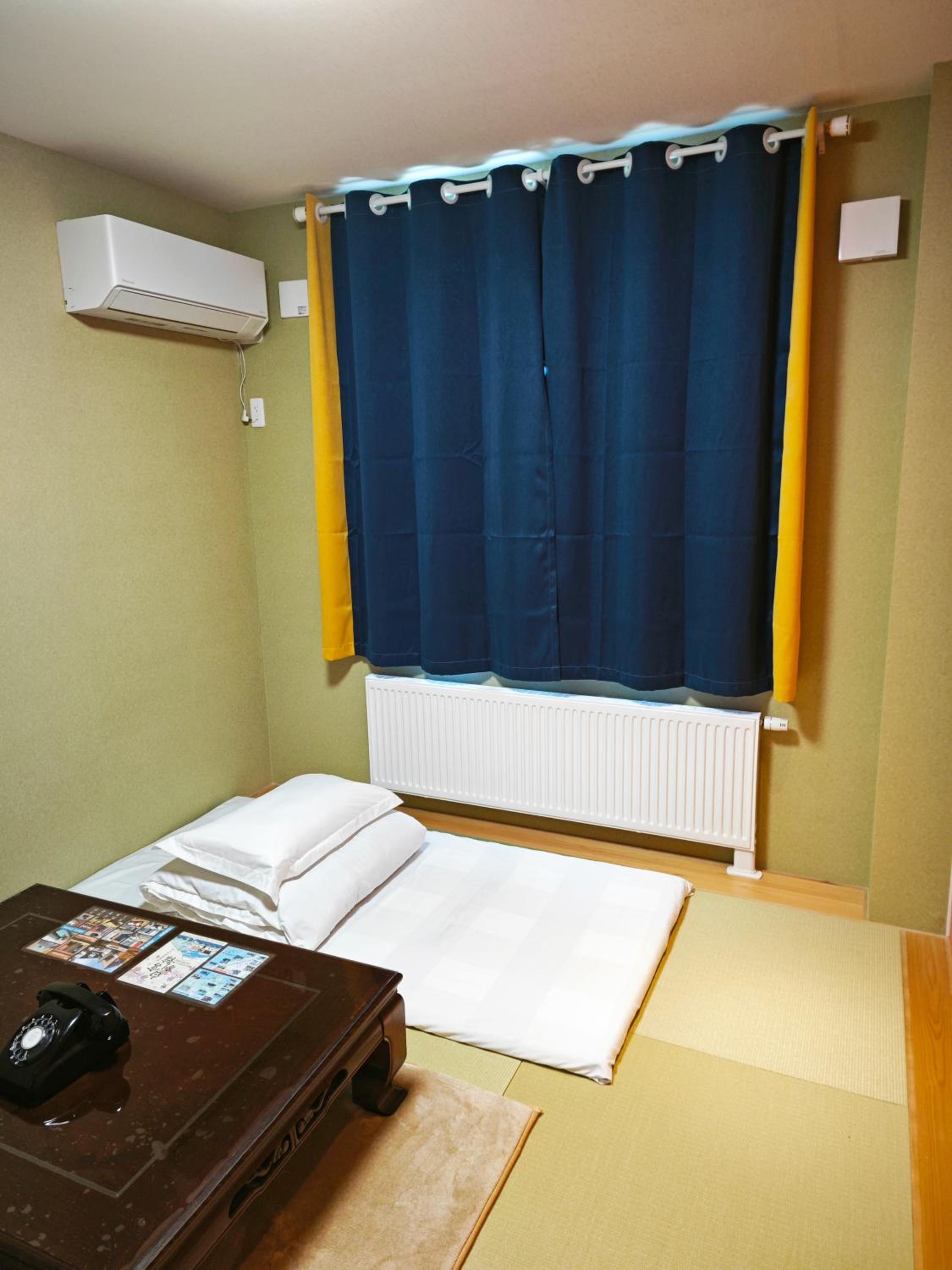 Single Room with Shared Shower and Toilet photo 3