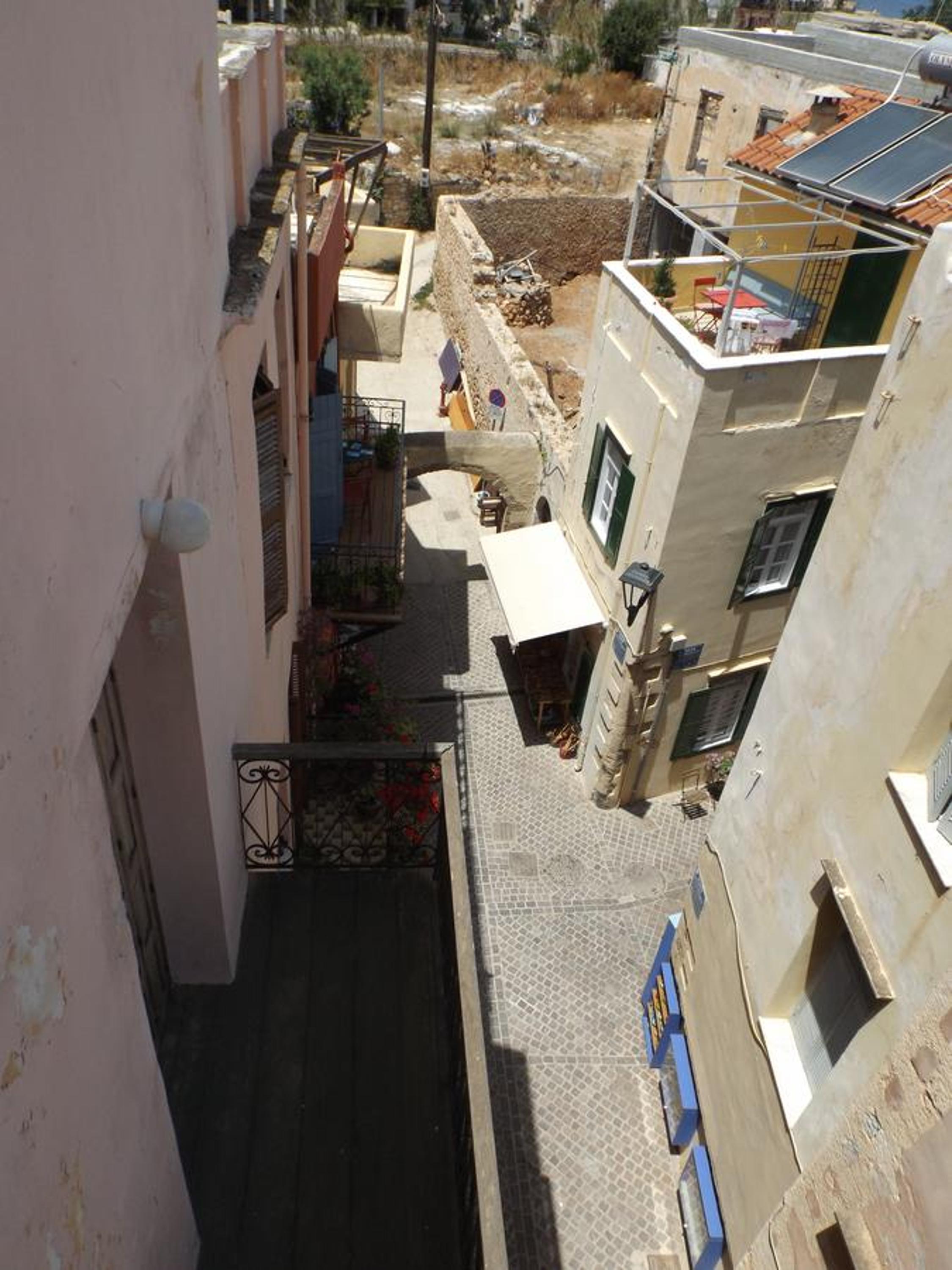 Studio with Private Balcony and Sea View - Photo 12