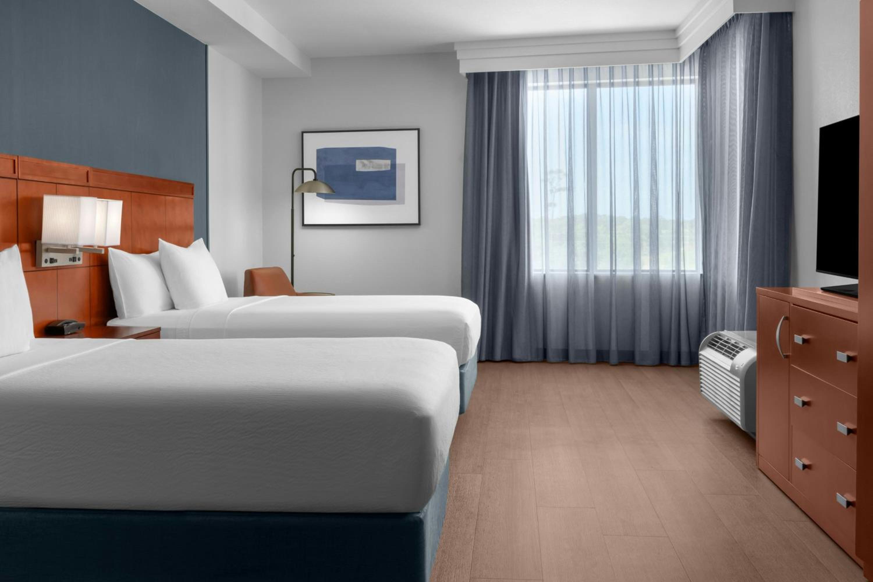 Queen Suite with Two Queen Beds, Bathtub and Sofa Bed - Mobility Access