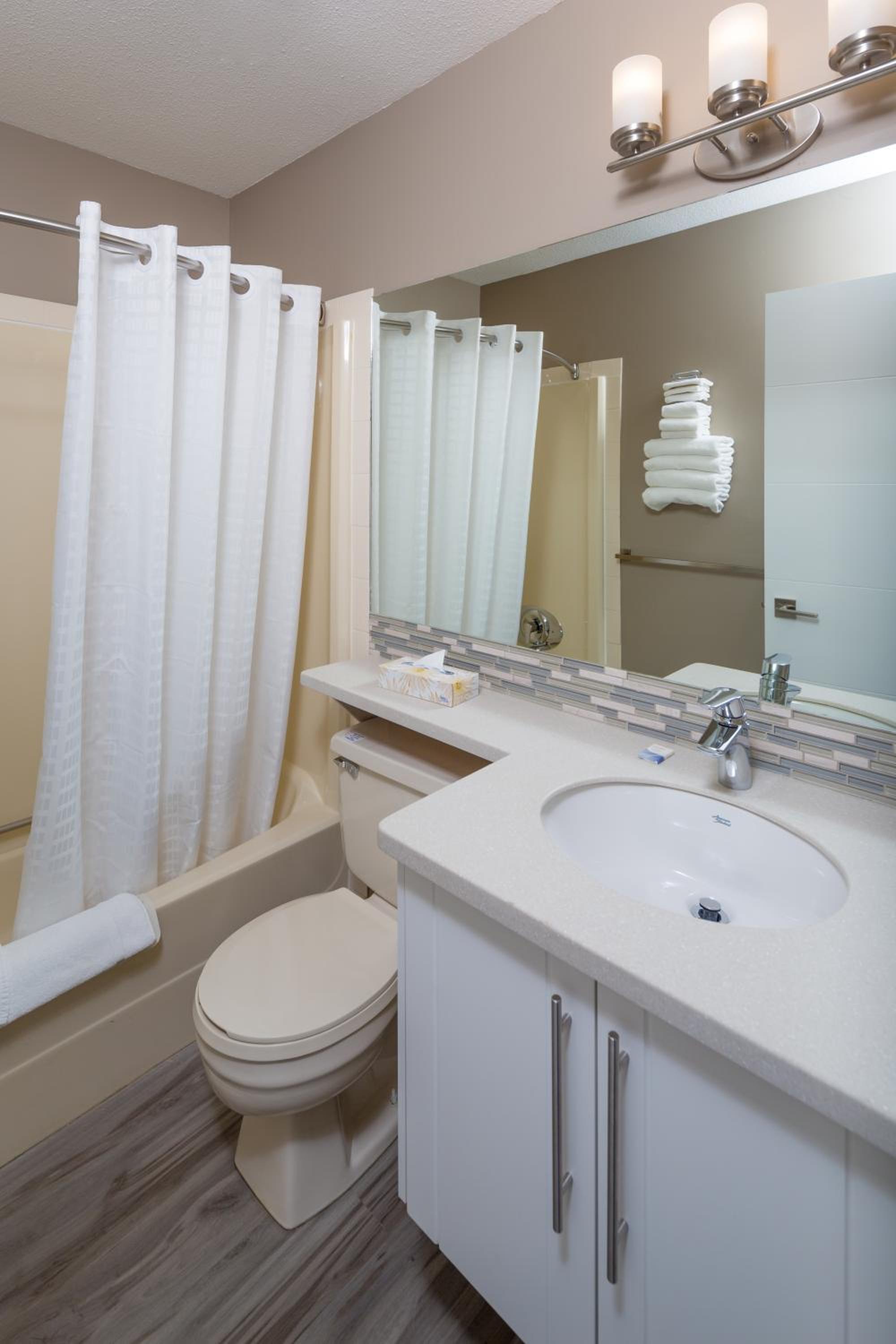 One-Bedroom Suite with Kitchen - Photo 2