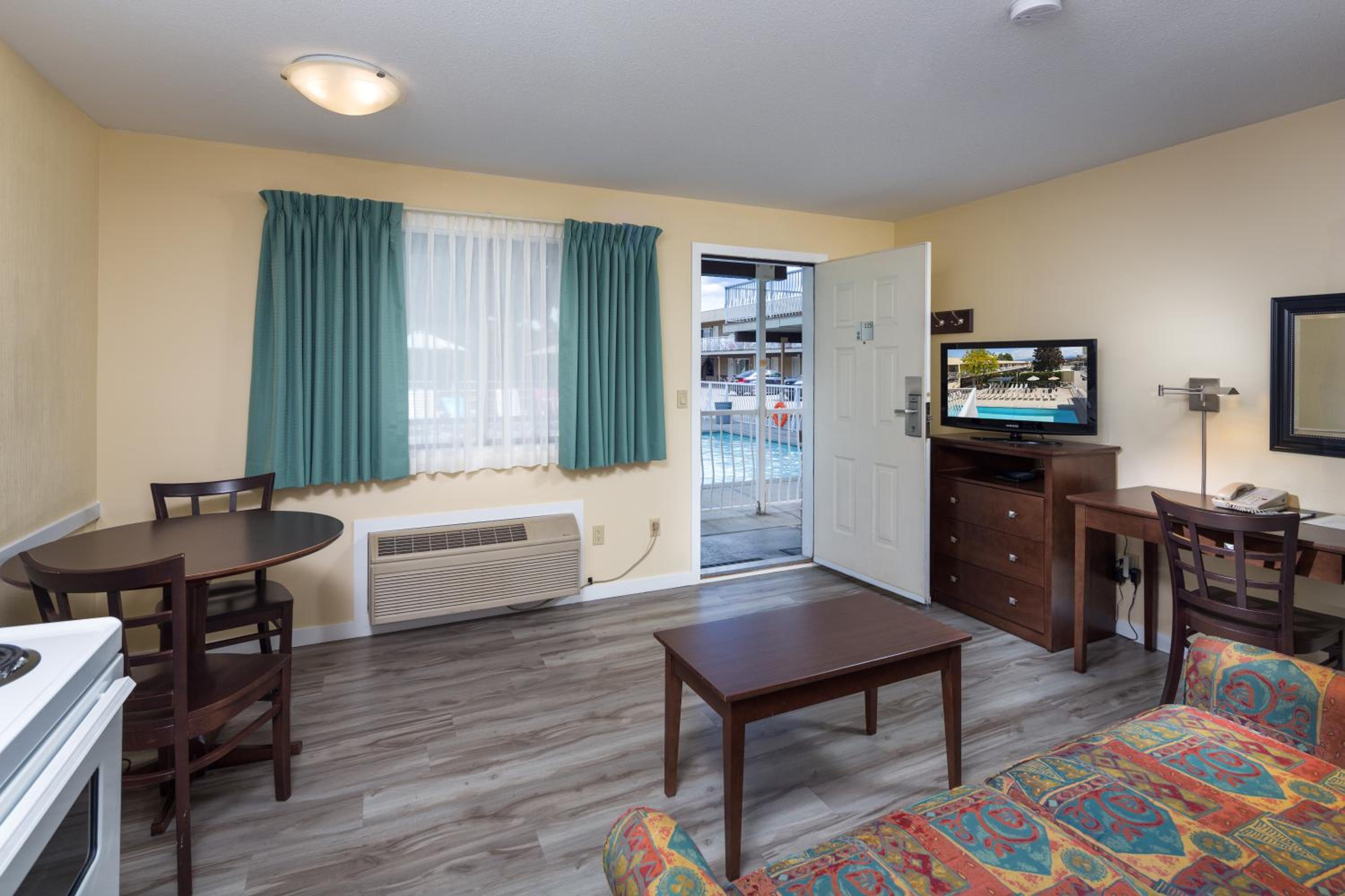 One-Bedroom Suite with Kitchen - Photo 7