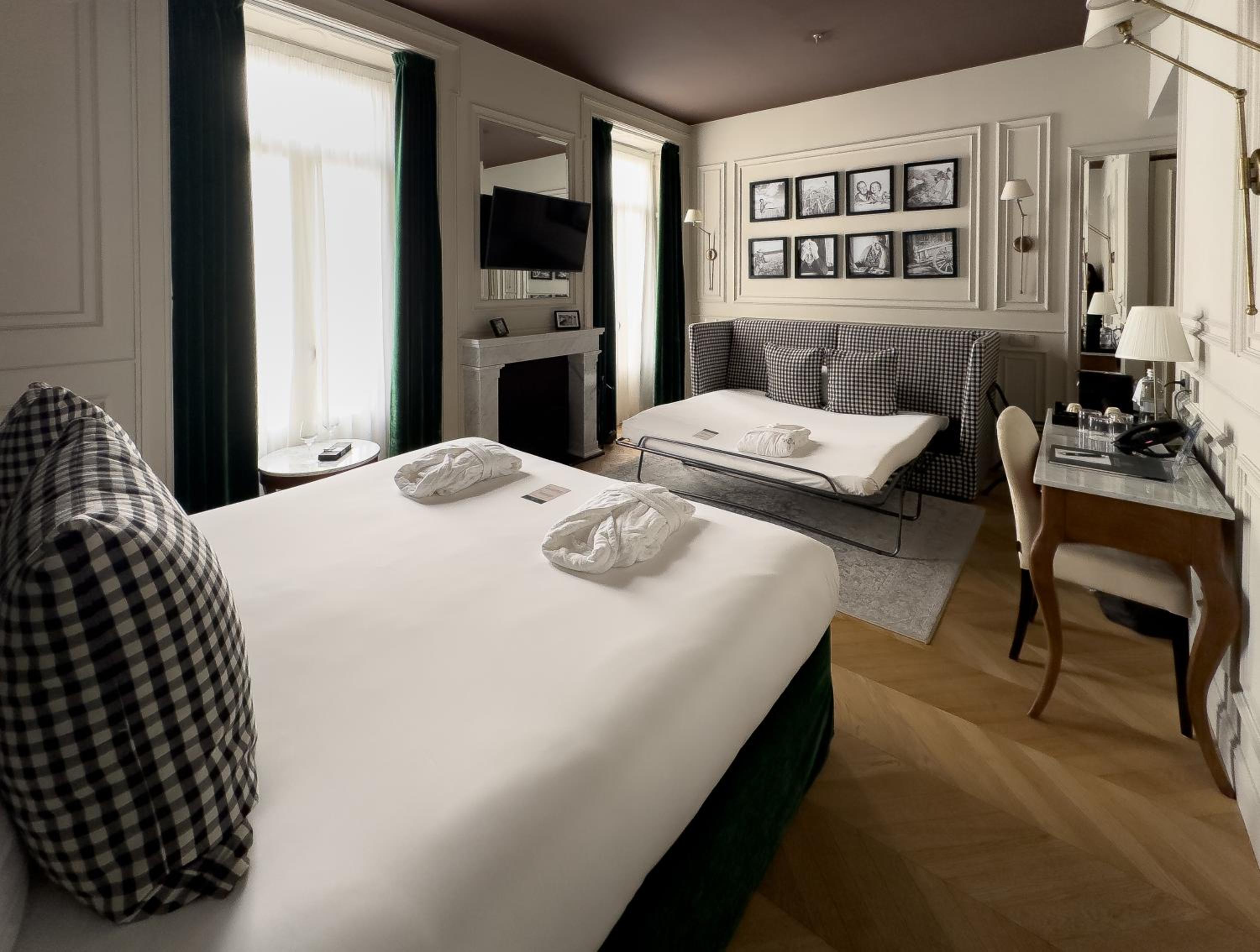 Superior Queen Room with Sofa Bed - Non-Smoking photo 3
