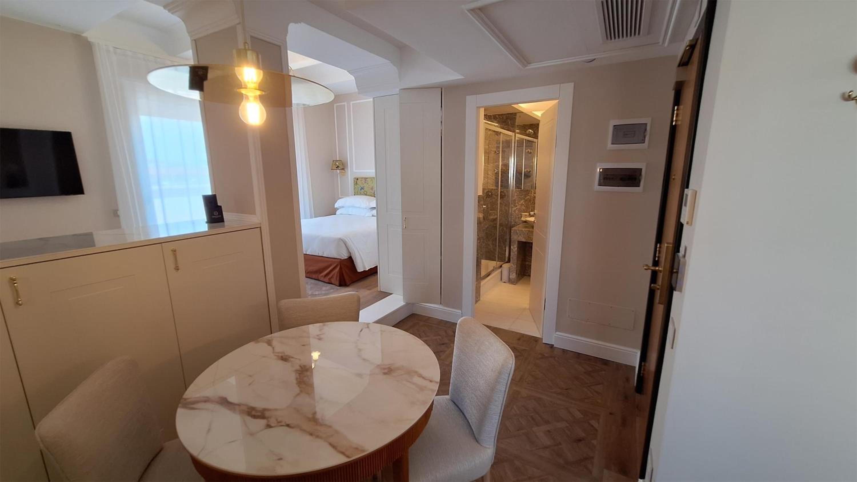 Junior Queen Suite with Sofa Bed and Kitchenette - Terrace/Upper Floor