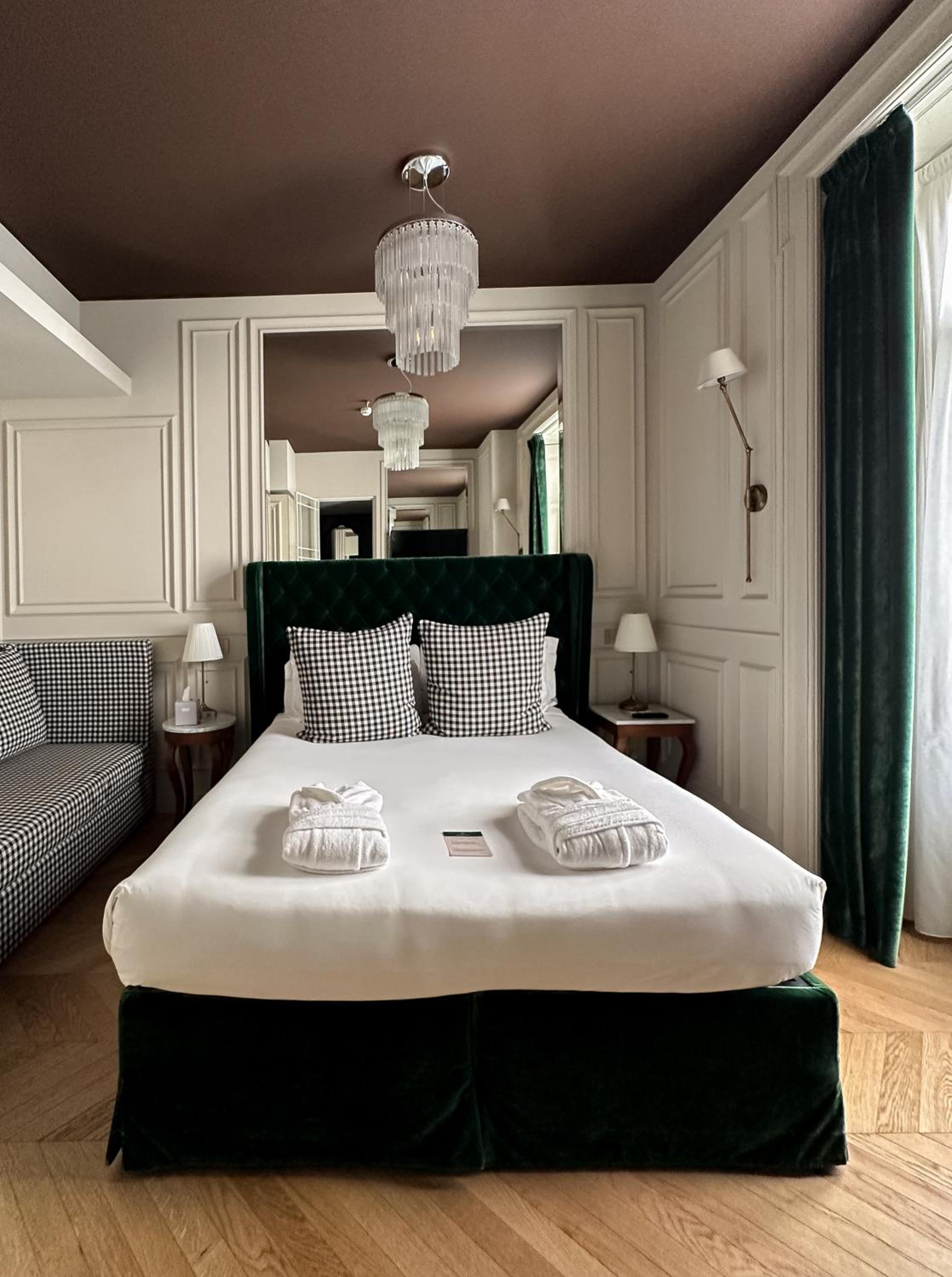 Deluxe Queen Room - Non-Smoking