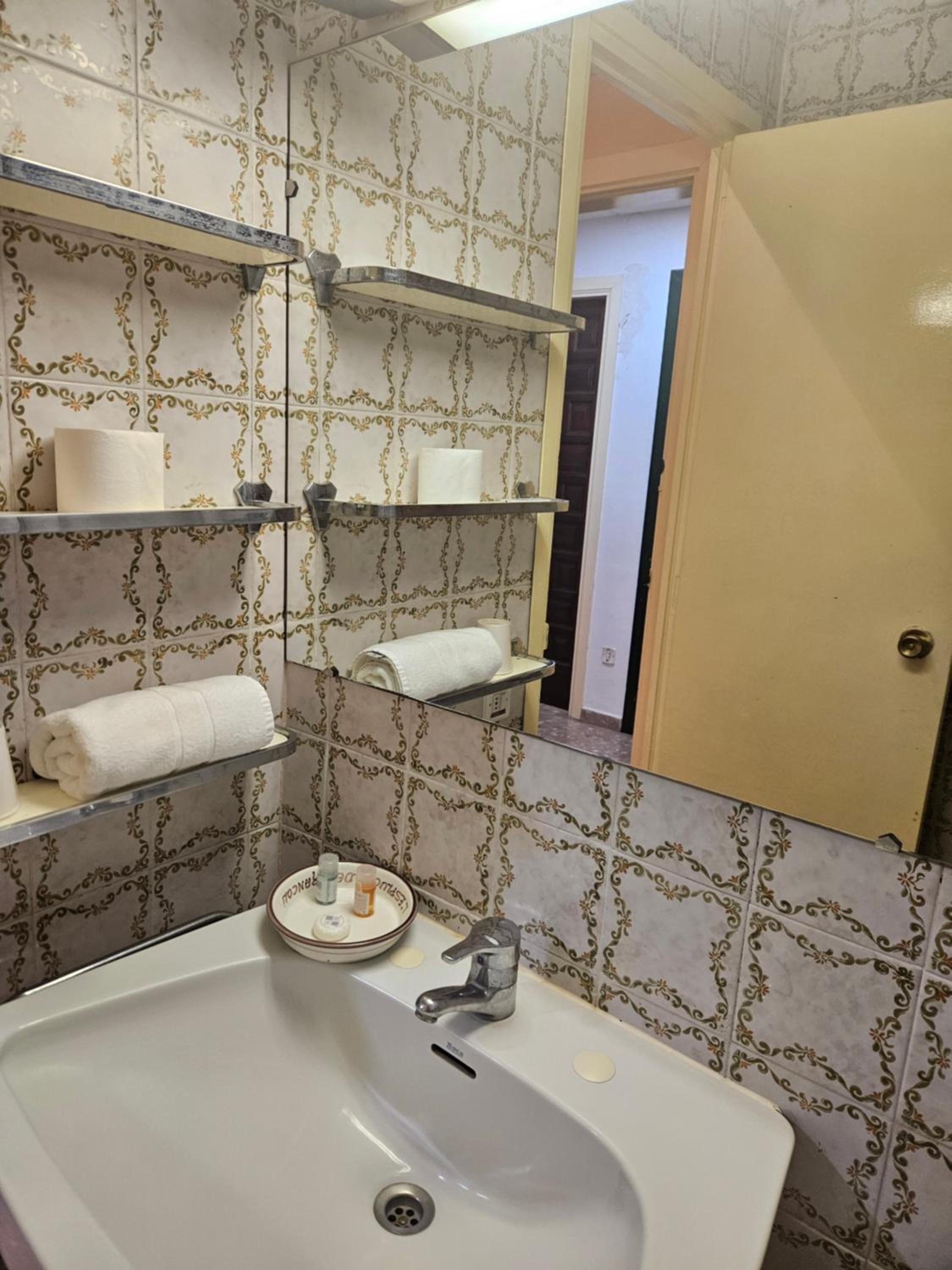 Small Single Room photo 2