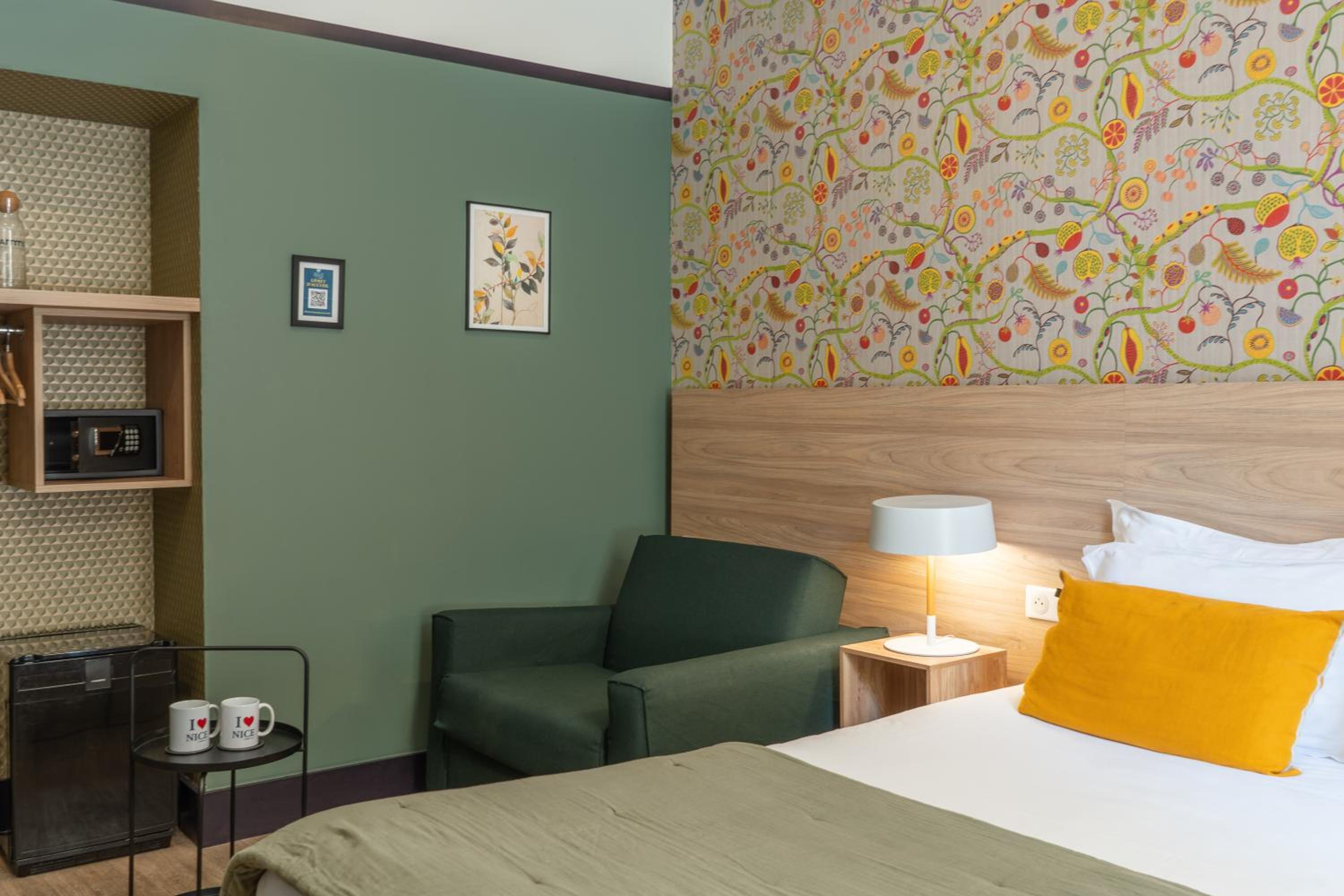 Superior Triple Room with Balcony thumbnail 5
