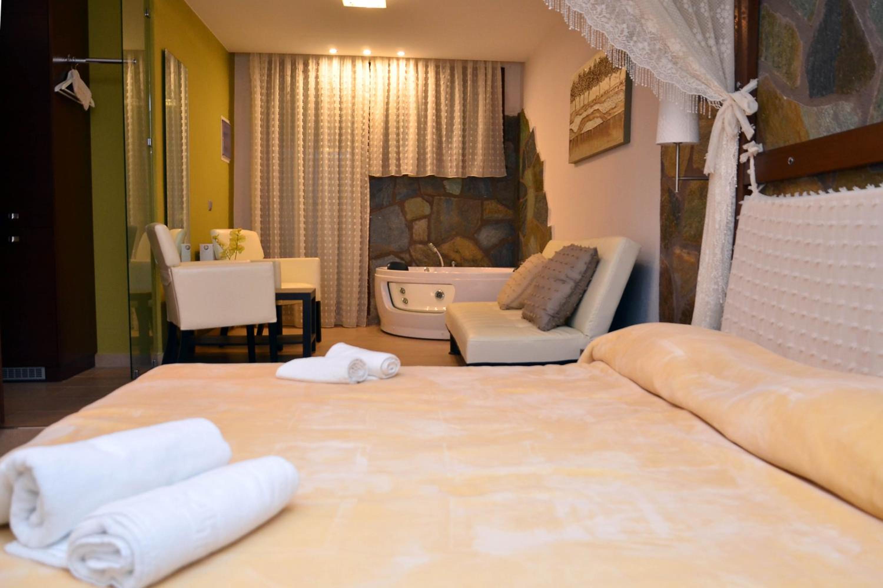 Queen Suite with Spa Bath photo 2
