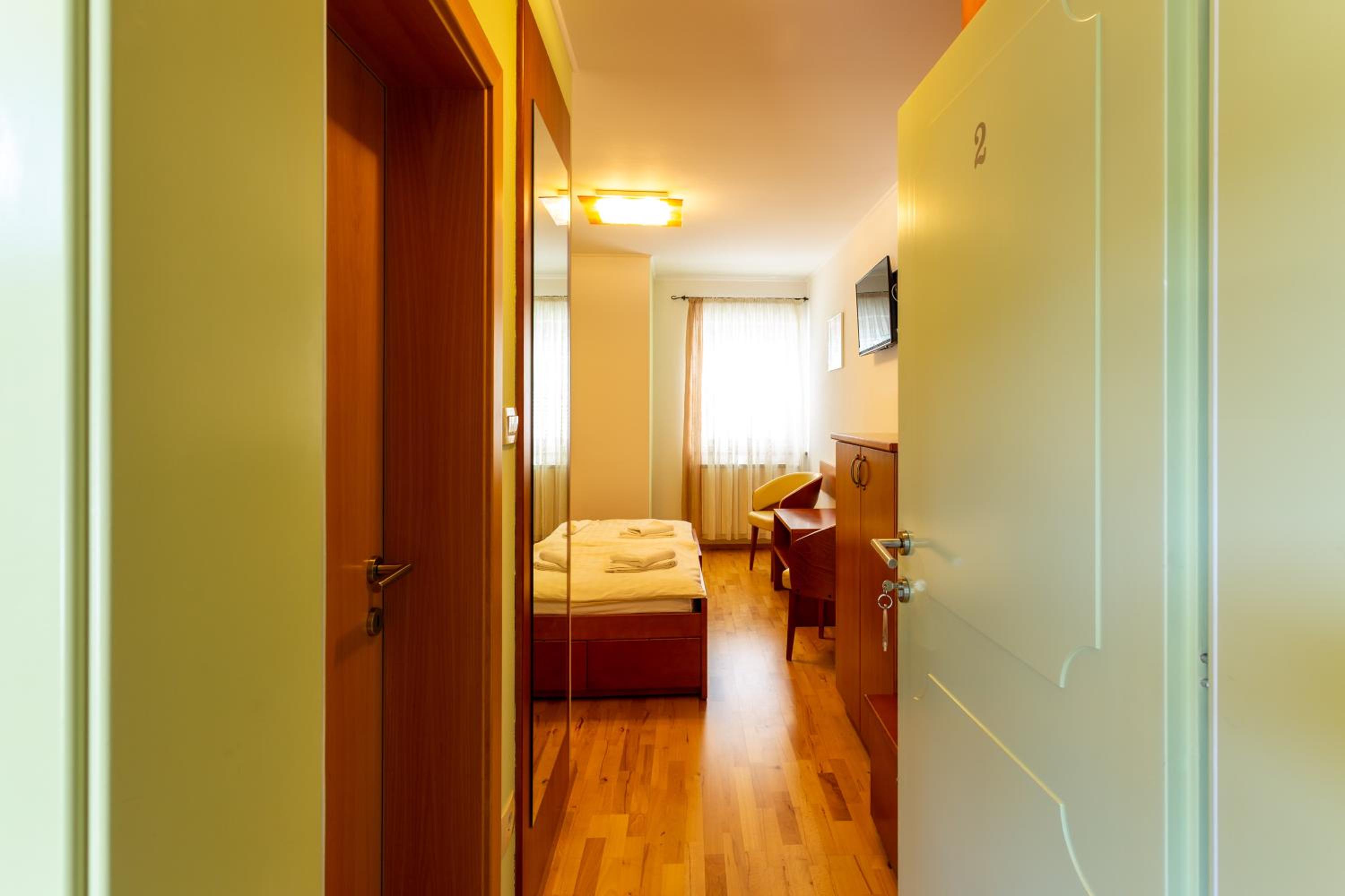 Standard Twin Room photo 2