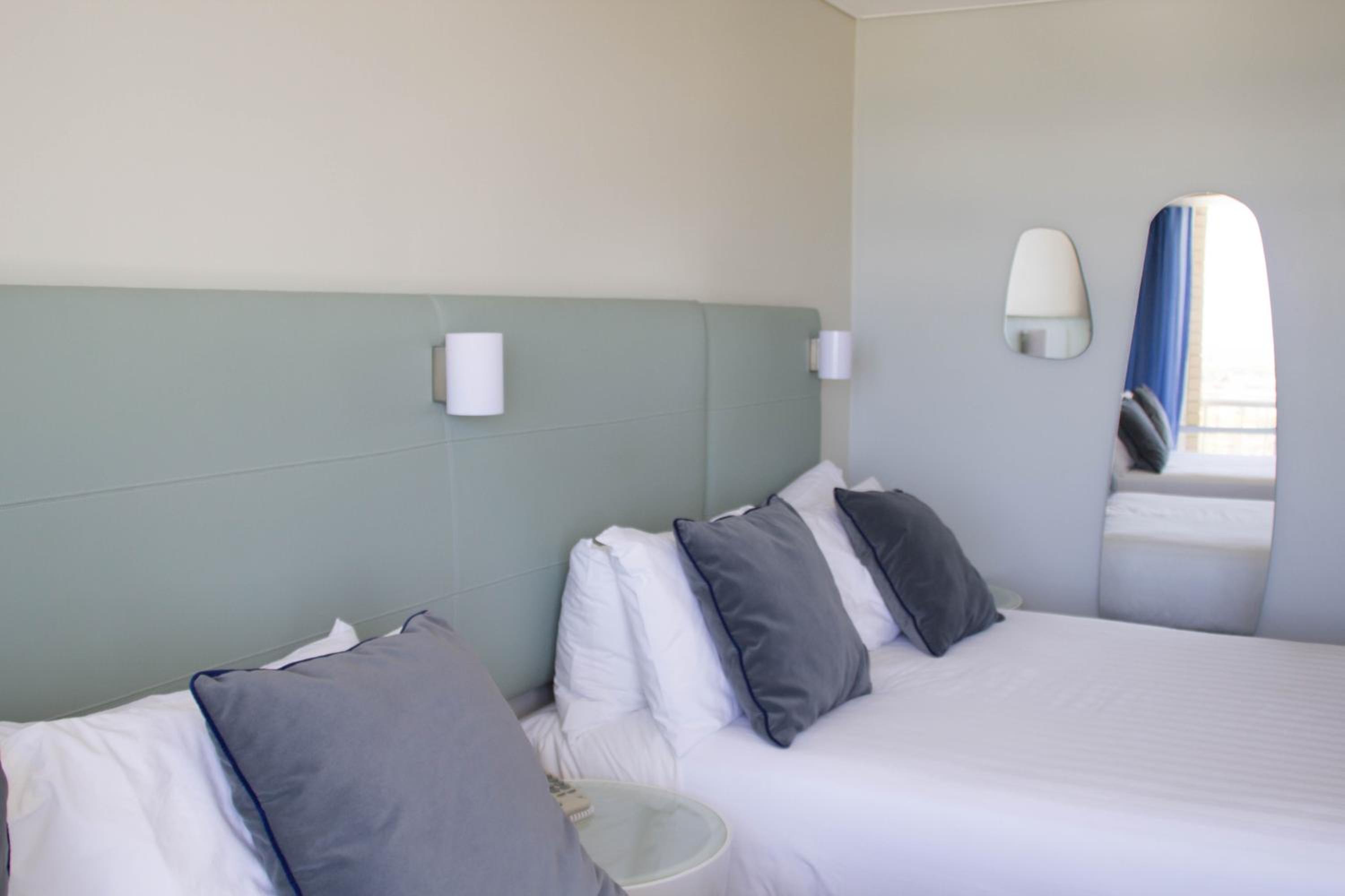 Deluxe Twin Room - No Housekeeping photo 2