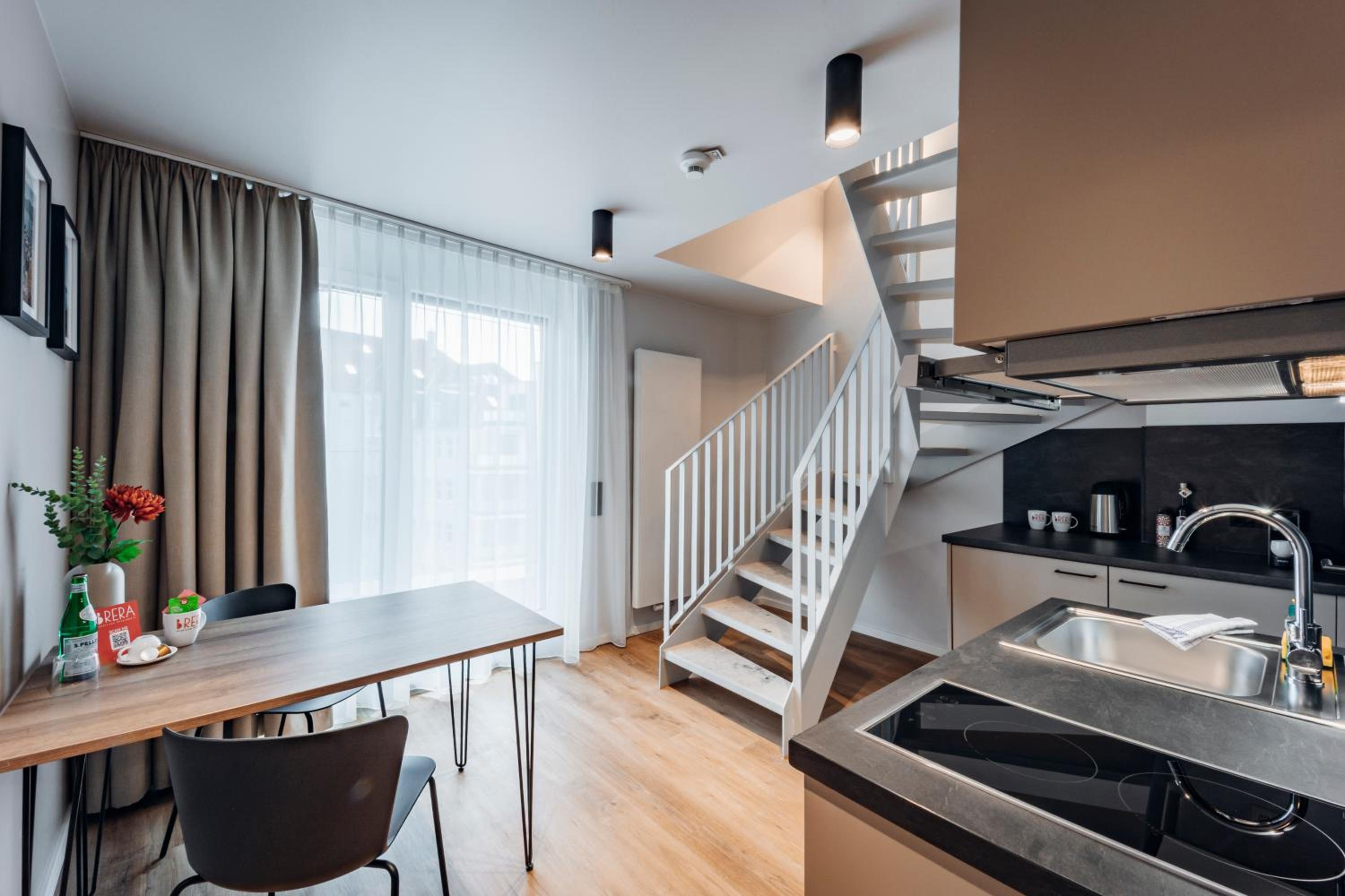 Apartment L - King bed and terrace