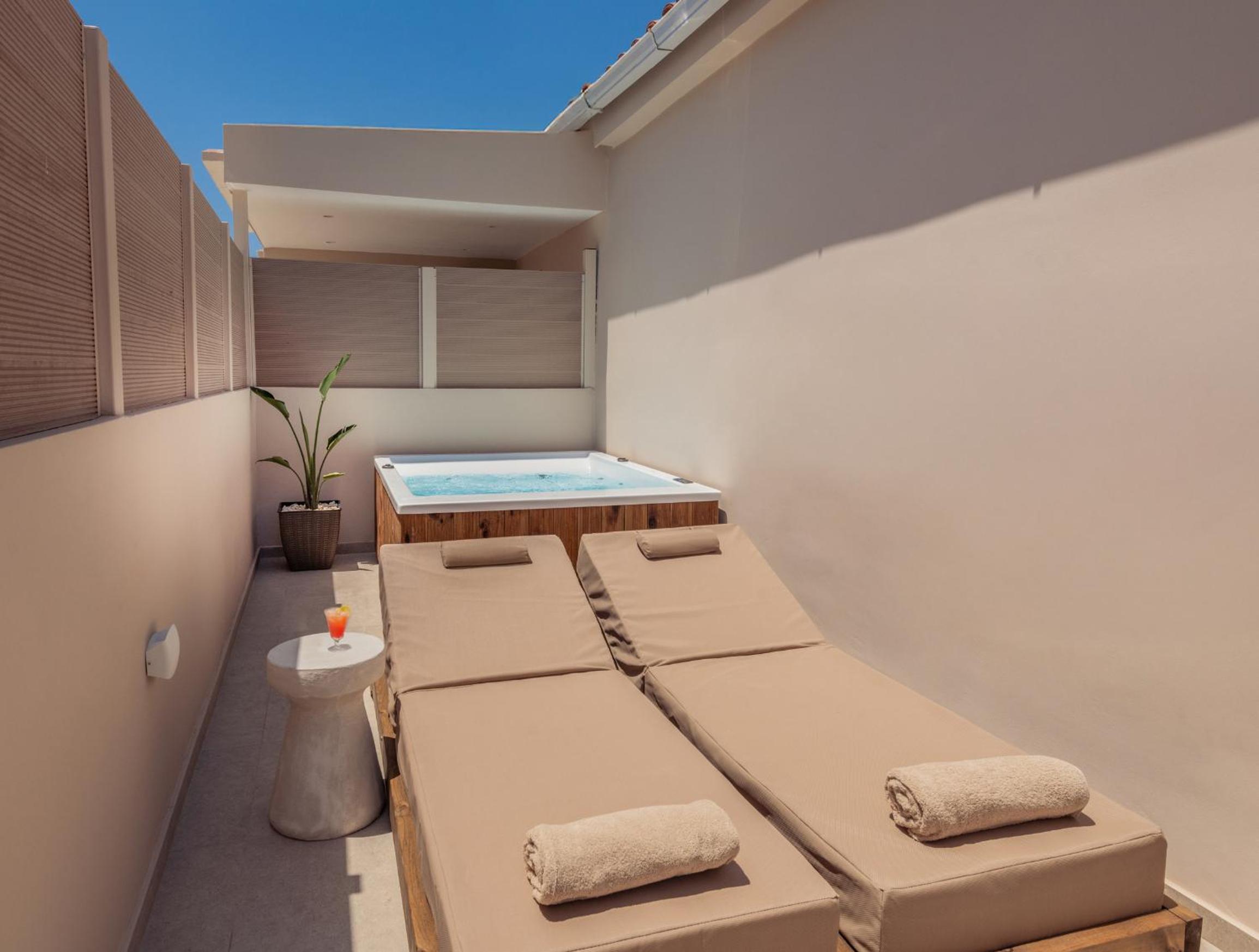 Junior Suite with Outdoor Hot Tub - Photo 9