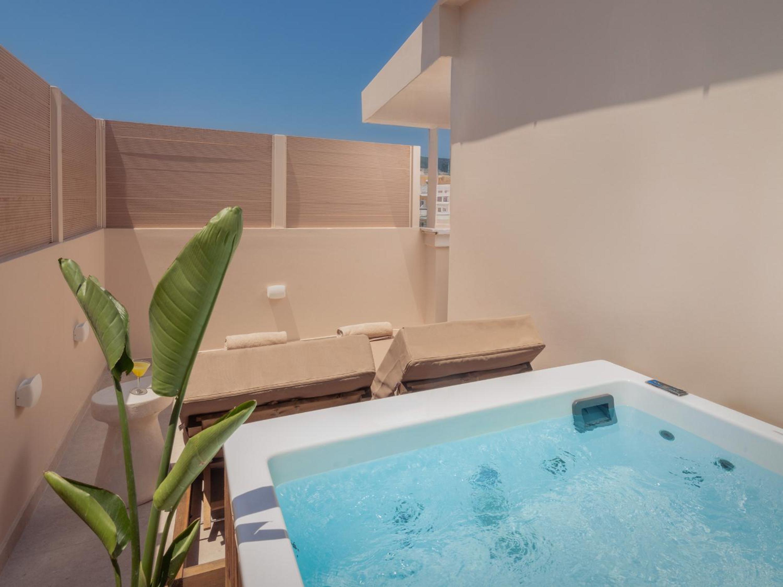 Junior Suite with Outdoor Hot Tub - Photo 5