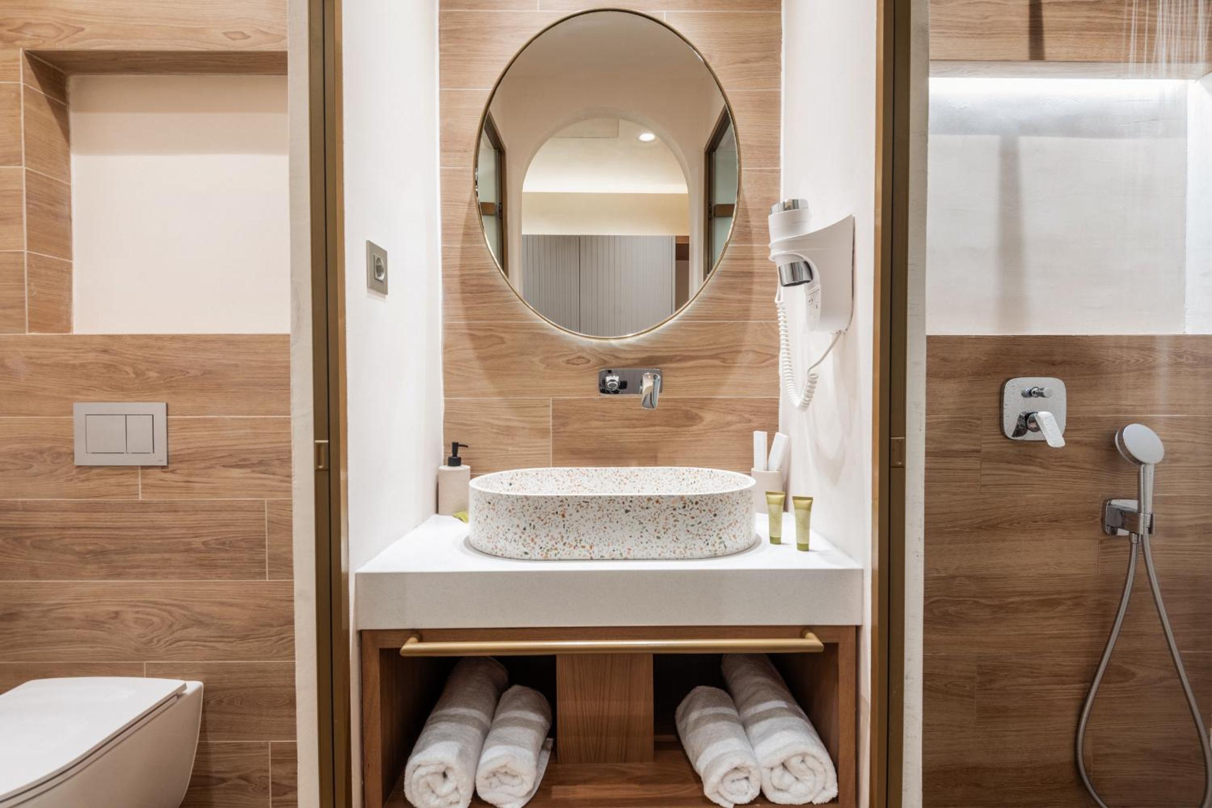 Premium Double room with Balcony - Photo 2