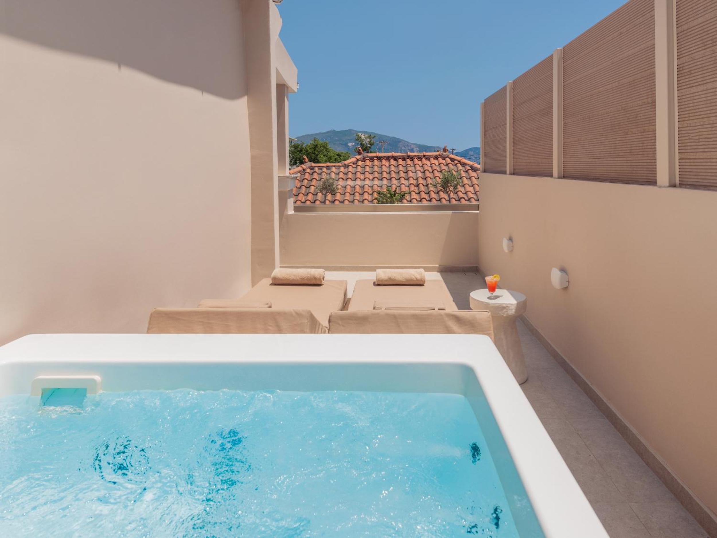 Junior Suite with Outdoor Hot Tub - Photo 4