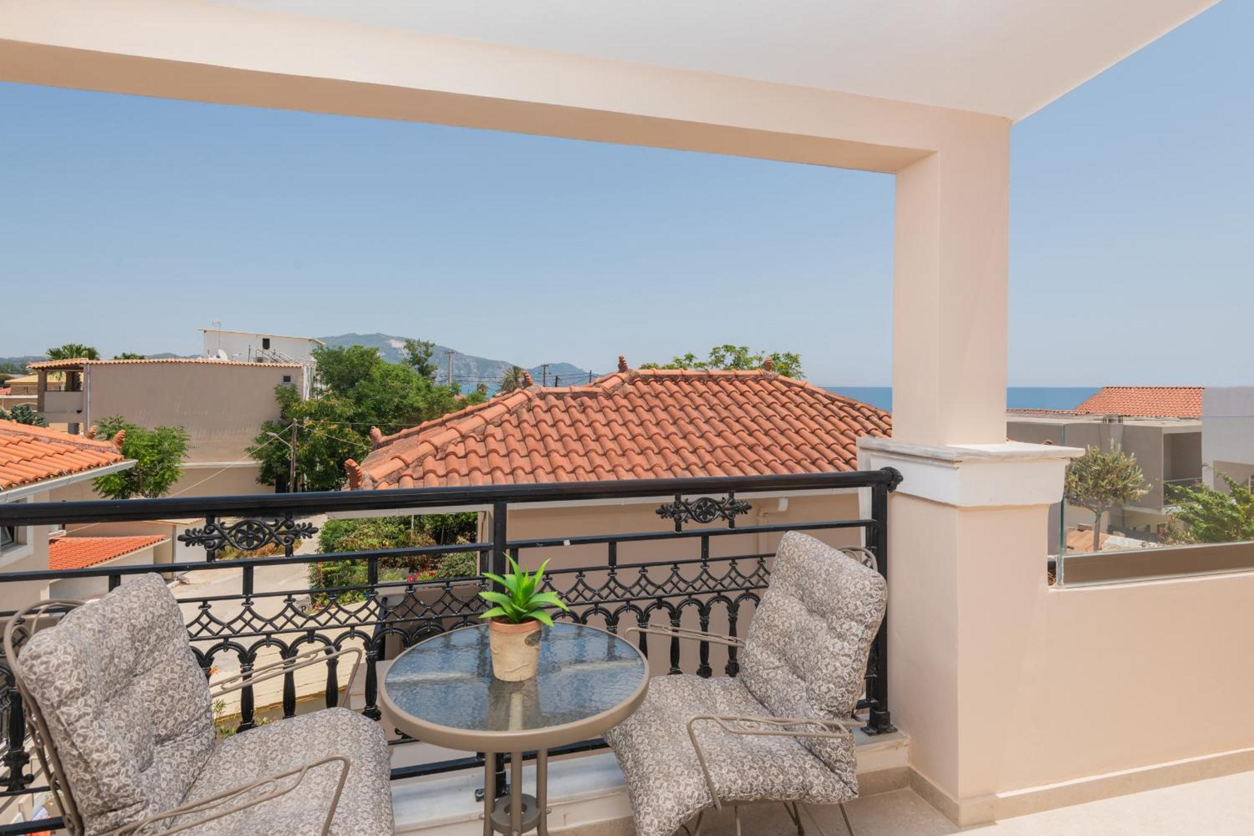 Premium Double room with Balcony - Photo 9