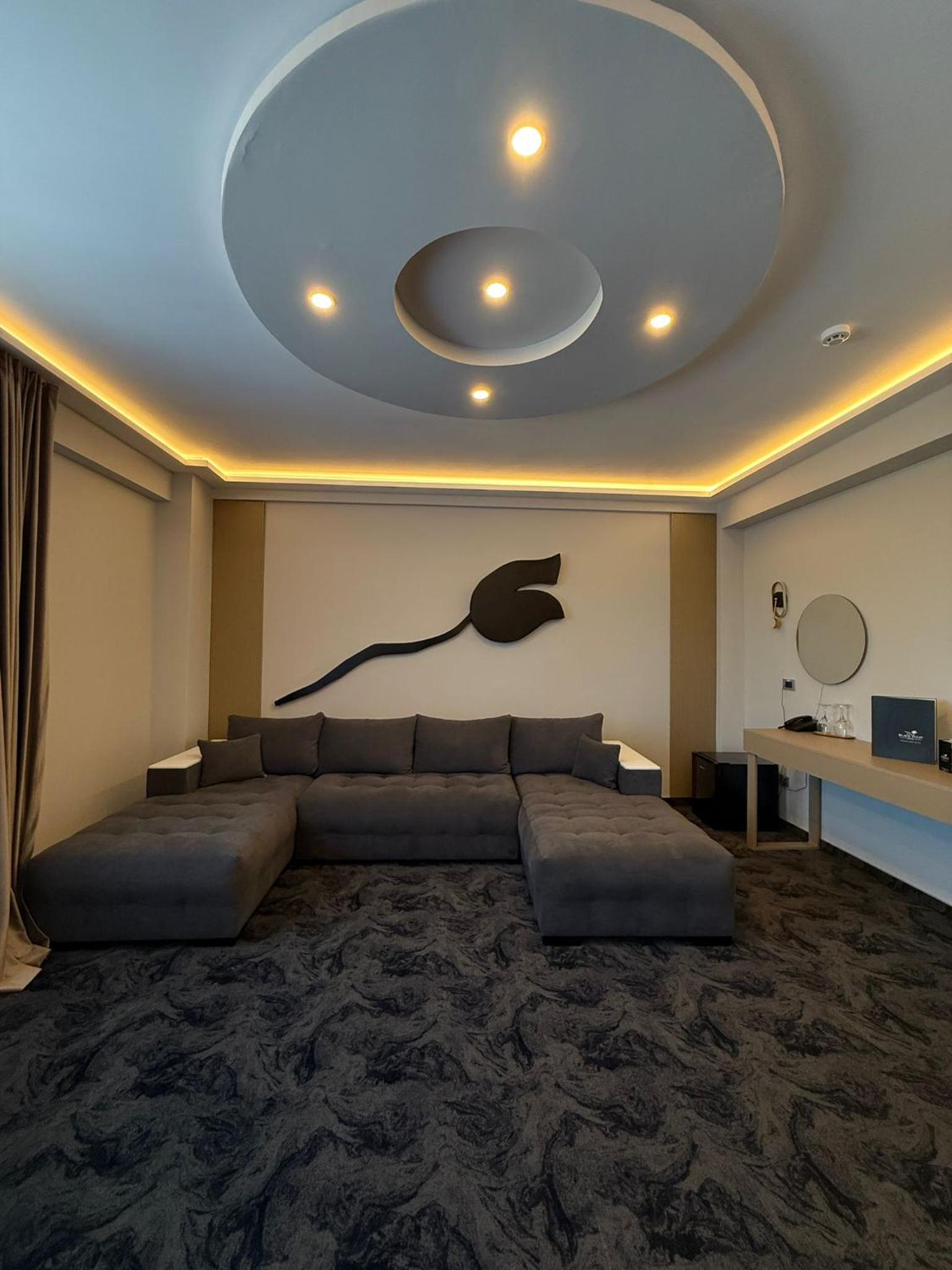 Deluxe One-Bedroom Apartment photo 1