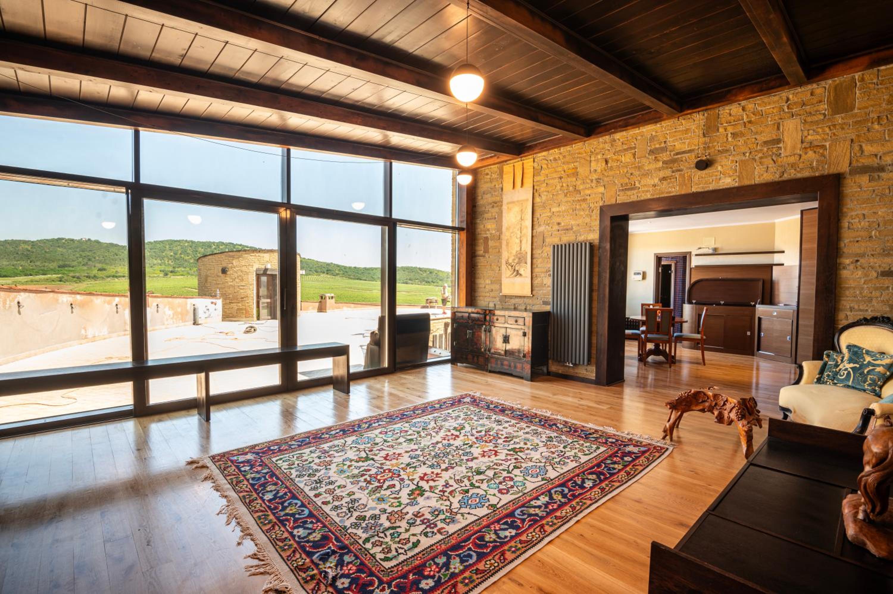 One-Bedroom Apartment with Park View photo 2
