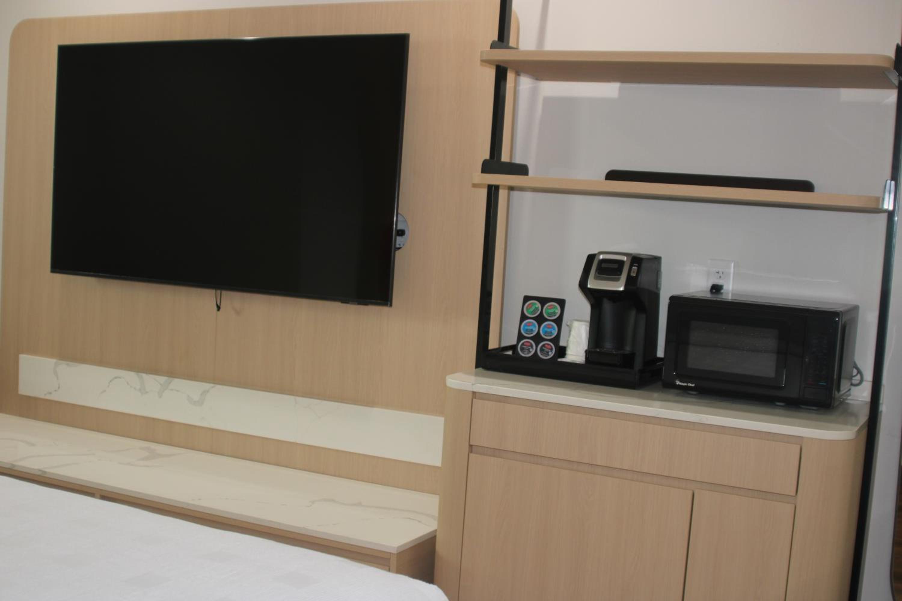Premium Single King Room- Hearing Accessible - Photo 5