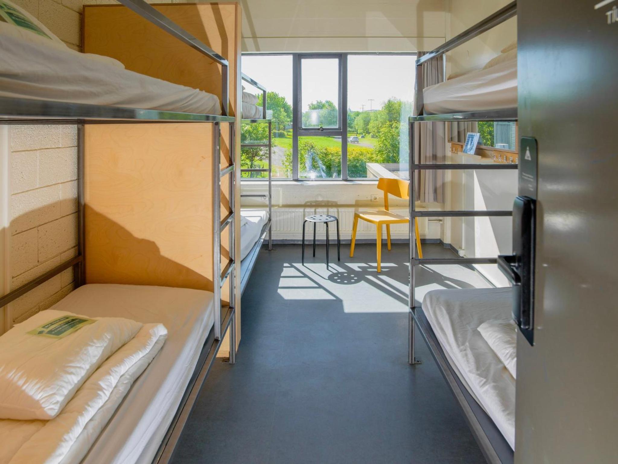 Single bed in 6-Bed FEMALE Dorm with Shared Bathroom photo 2