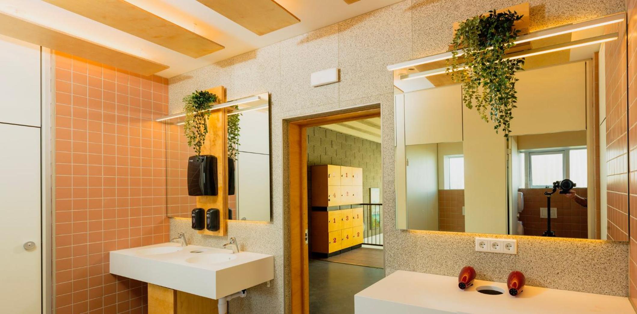 Single Bed in a 12-bed Mixed Deluxe Dorm with Shared Bathroom photo 1