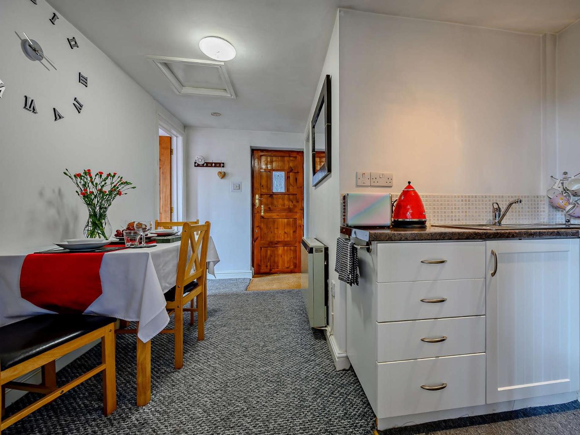 One-Bedroom House photo 2