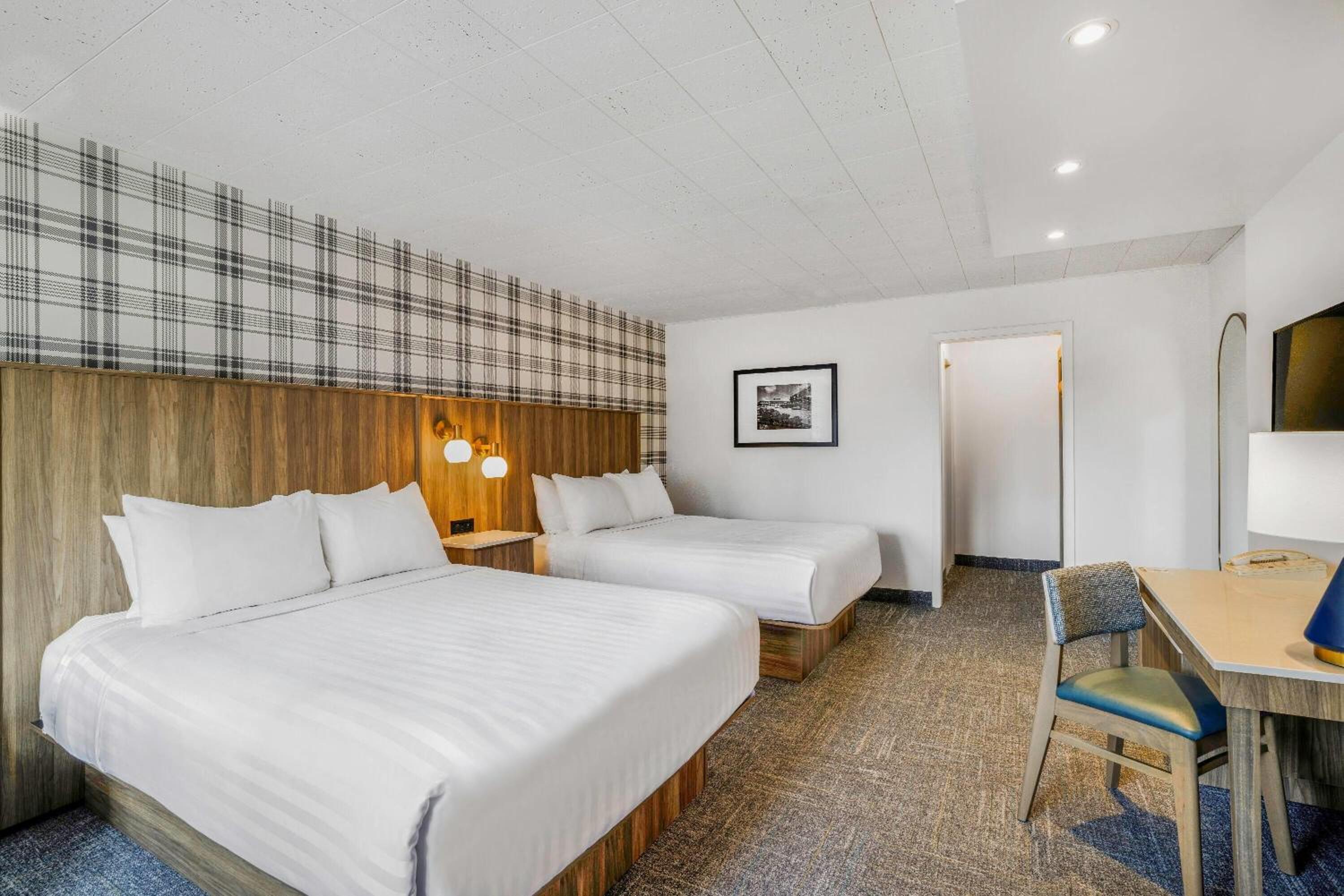 Premium Queen Room with Two Queen Beds with Patio - Non-Smoking - Photo 2