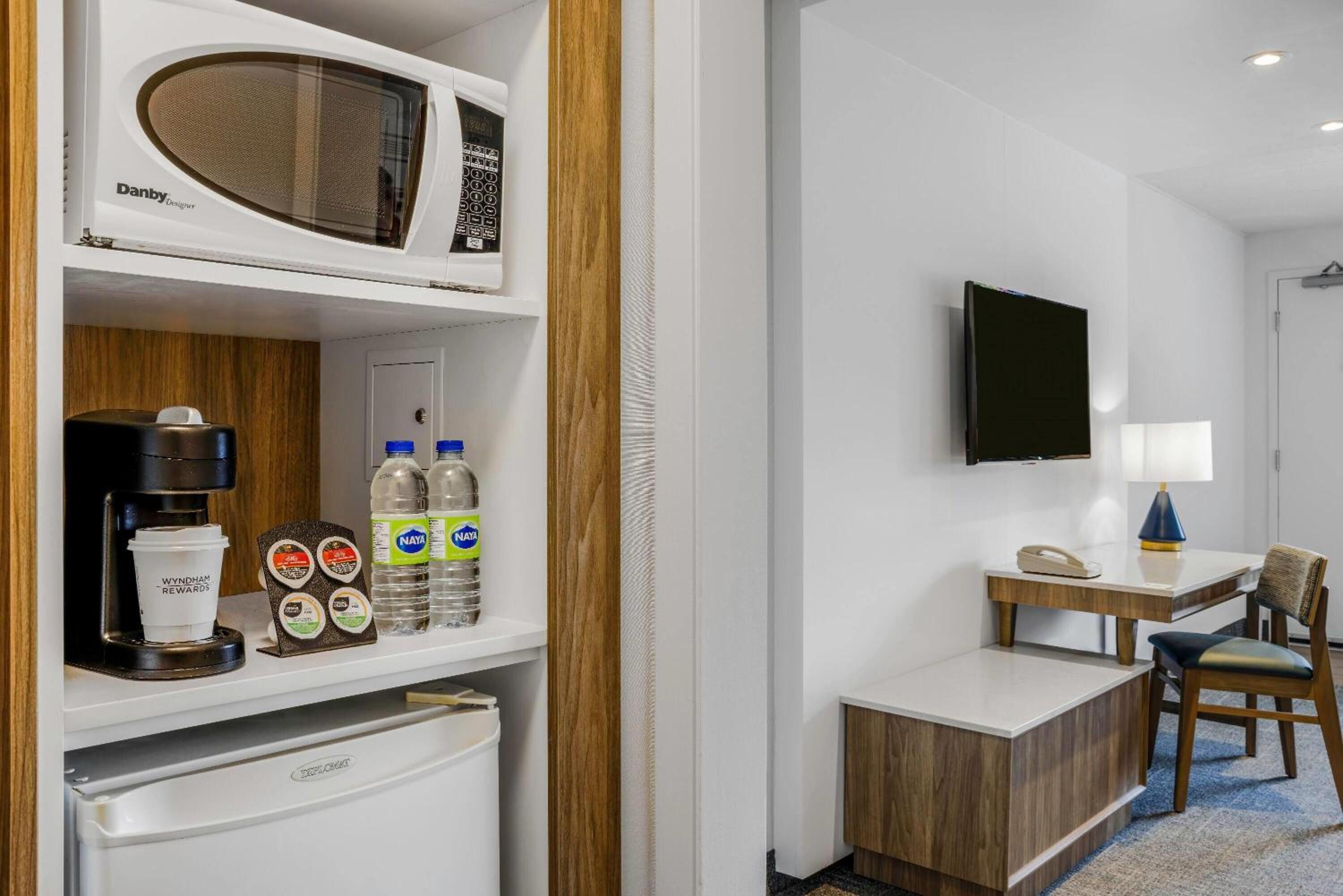 Premium Queen Room with Two Queen Beds with Patio - Non-Smoking - Photo 5