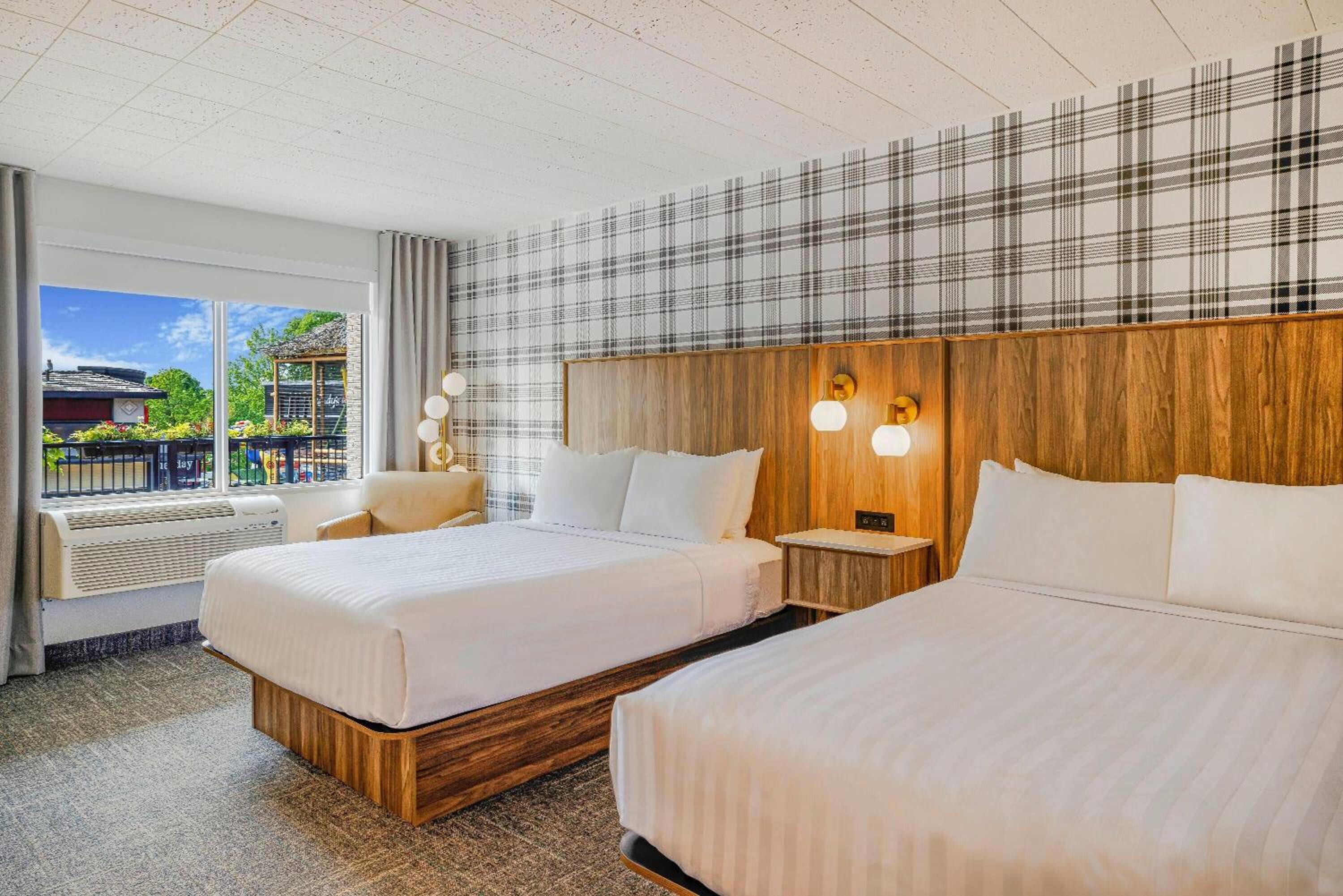 Premium Queen Room with Two Queen Beds with Patio - Non-Smoking - Photo 4