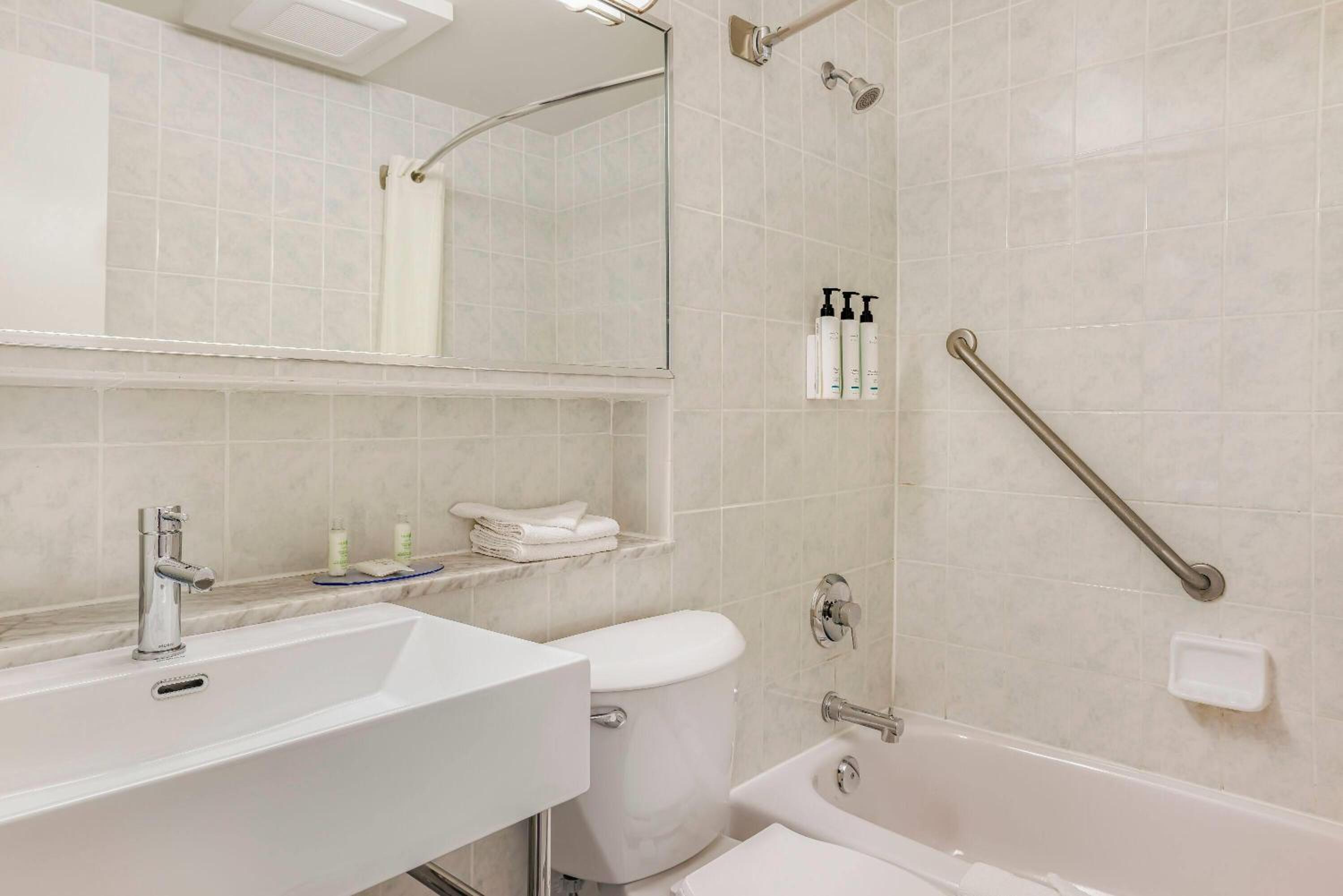 Premium Queen Room with Two Queen Beds with Patio - Non-Smoking - Photo 7