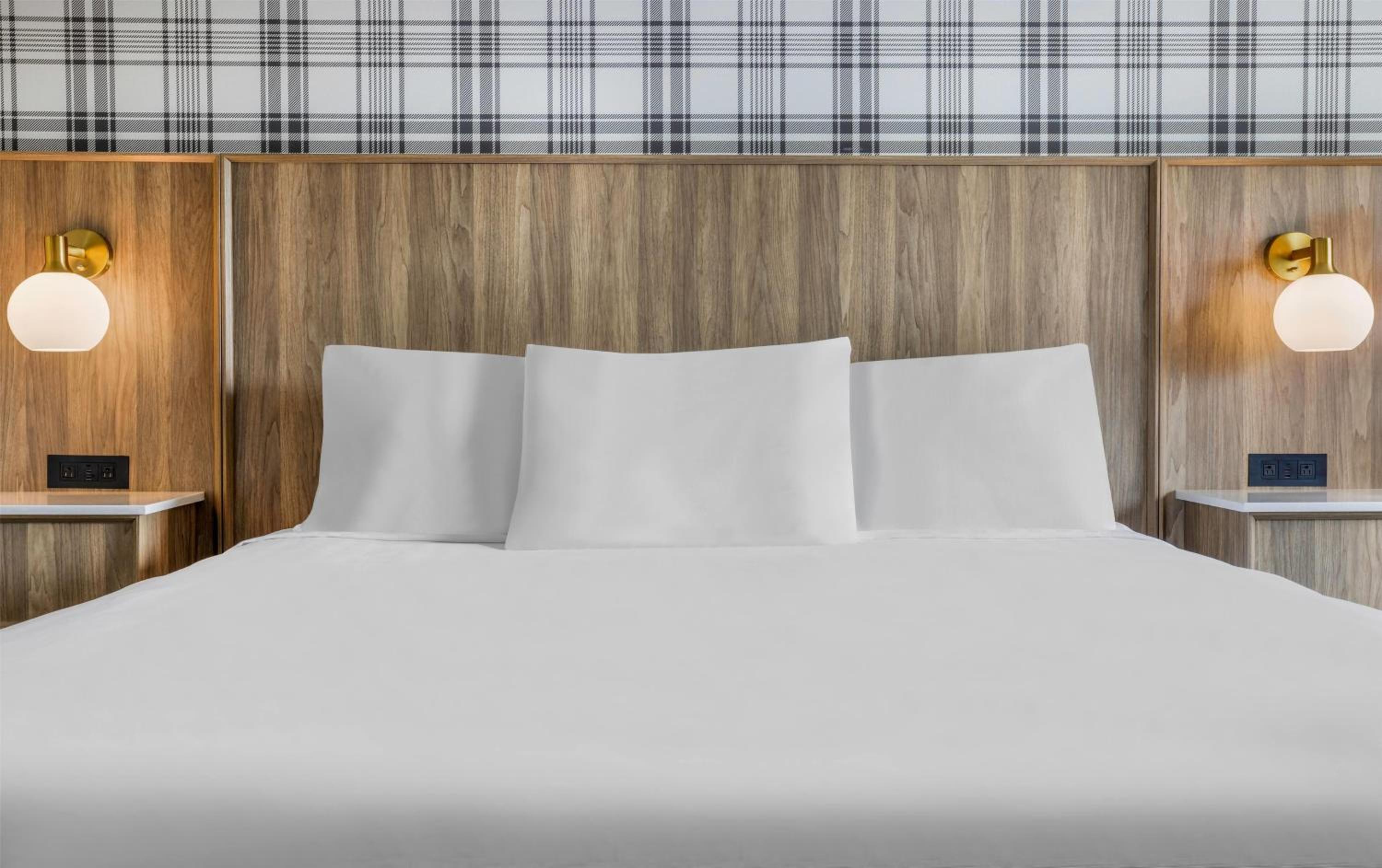 Premium King Room with Balcony - Non-Smoking - Photo 3