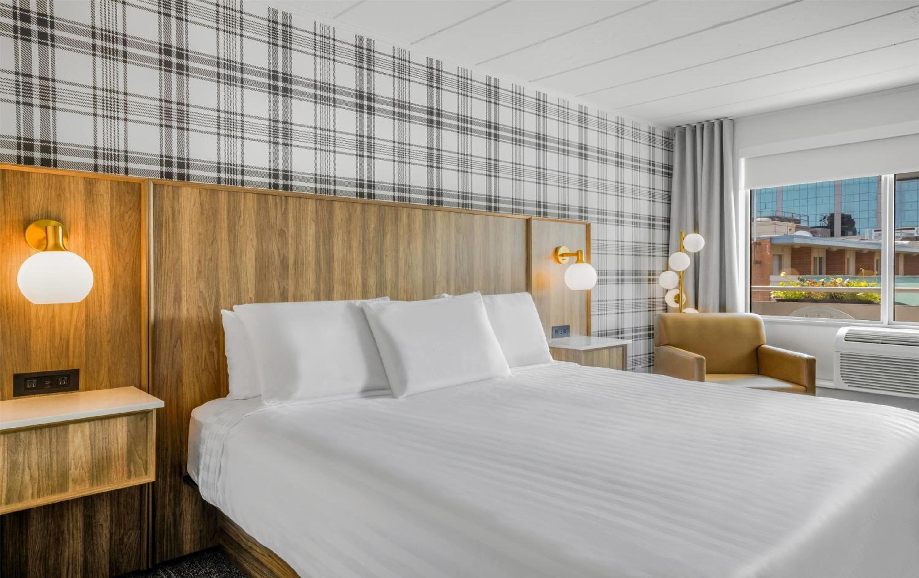 Premium King Room with Balcony - Non-Smoking - Photo 2
