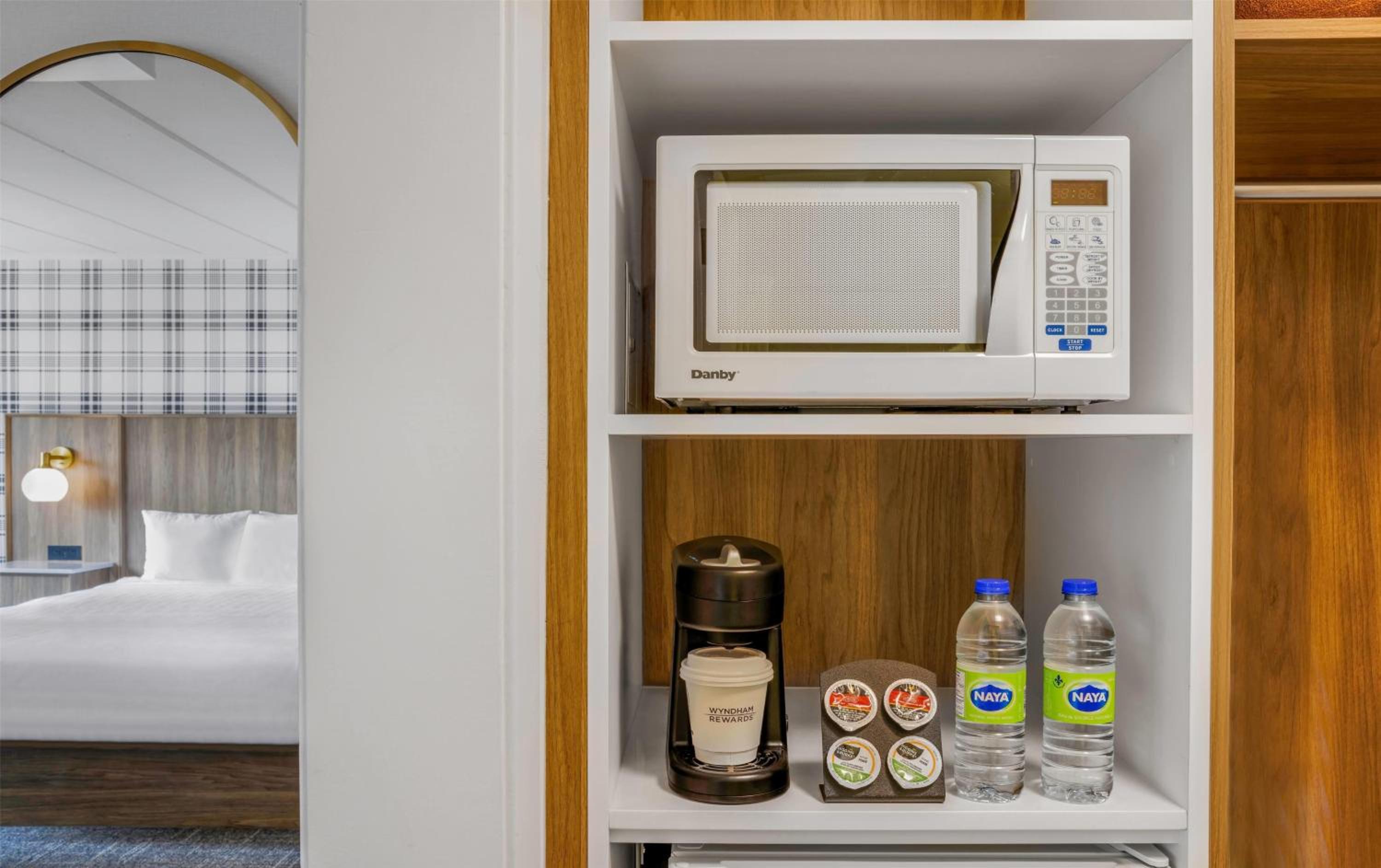 Premium King Room with Balcony - Non-Smoking - Photo 6