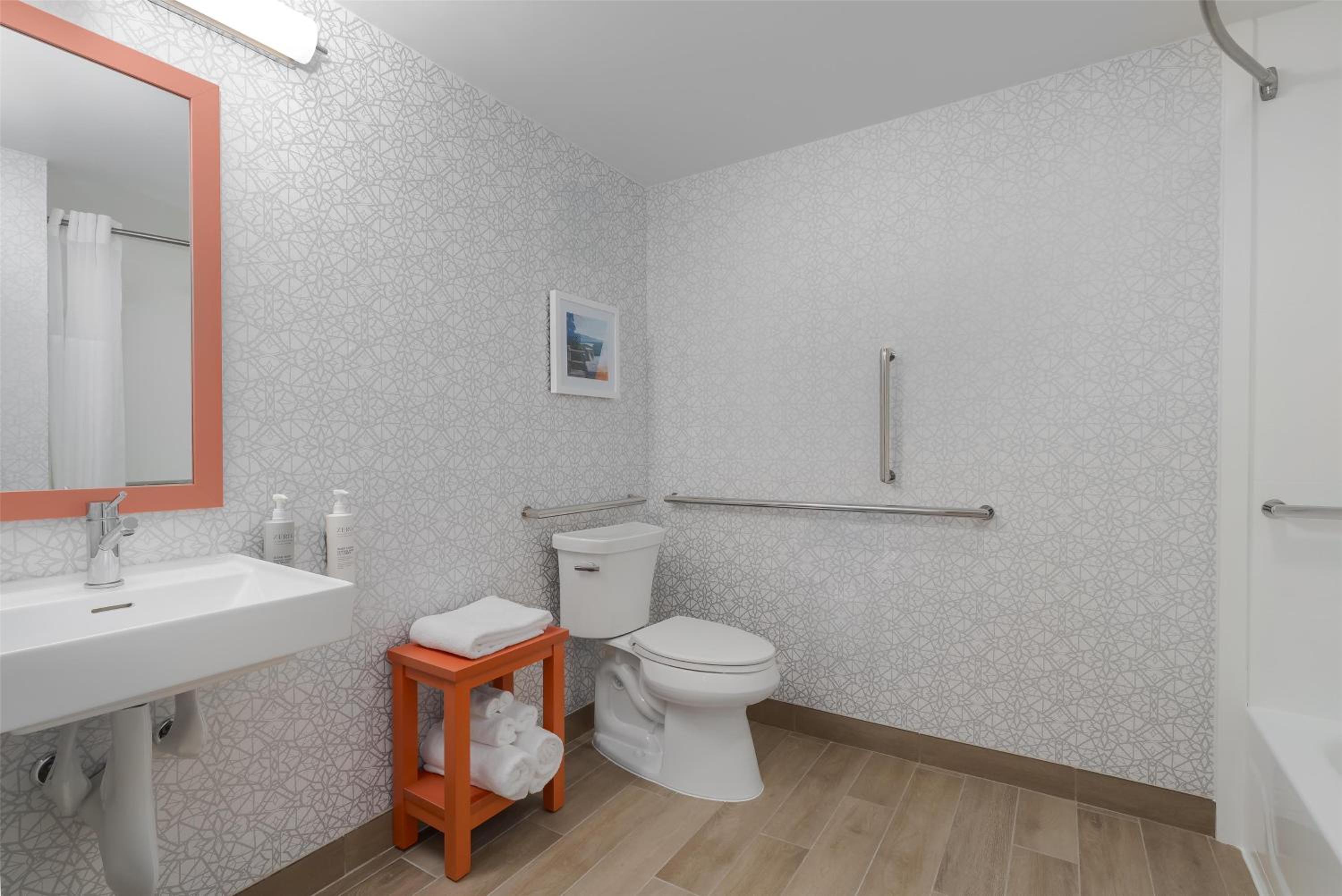 King Room with Bath Tub - Mobility and Hearing Accessible/Non-Smoking - Photo 1