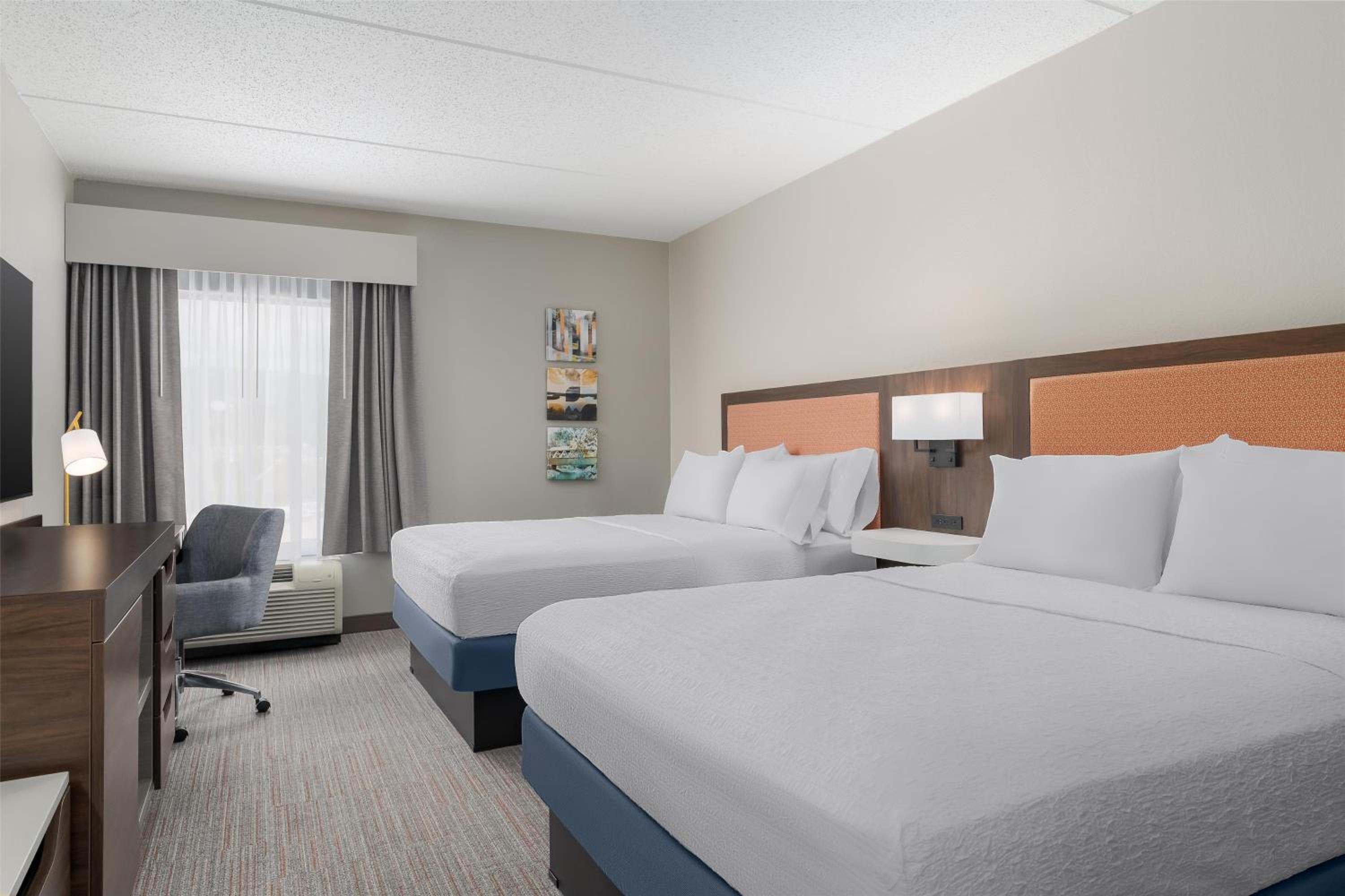 Queen Room with Two Queen Beds - Non-Smoking - Photo 2