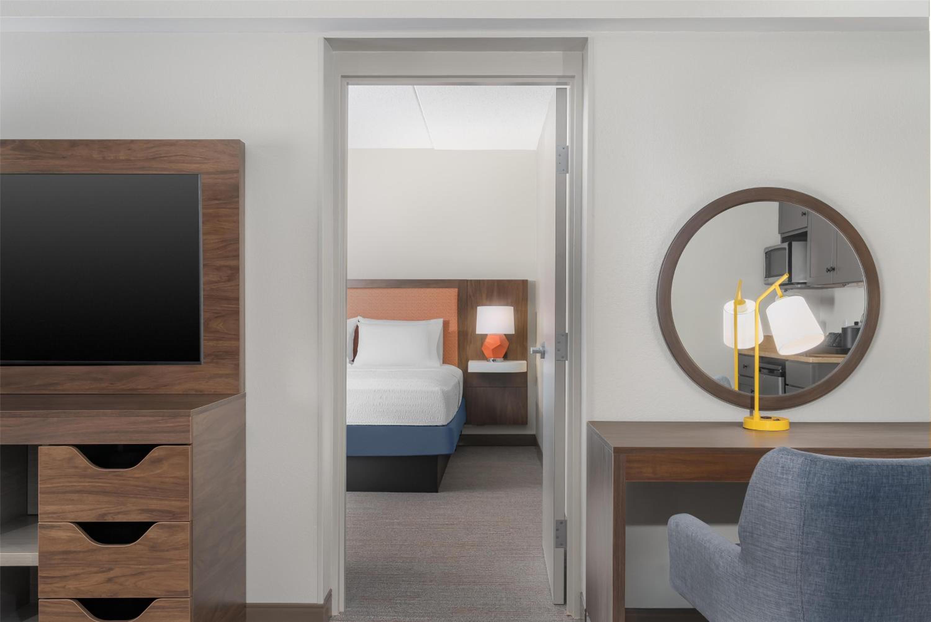 King Studio Suite with City View - Photo 4