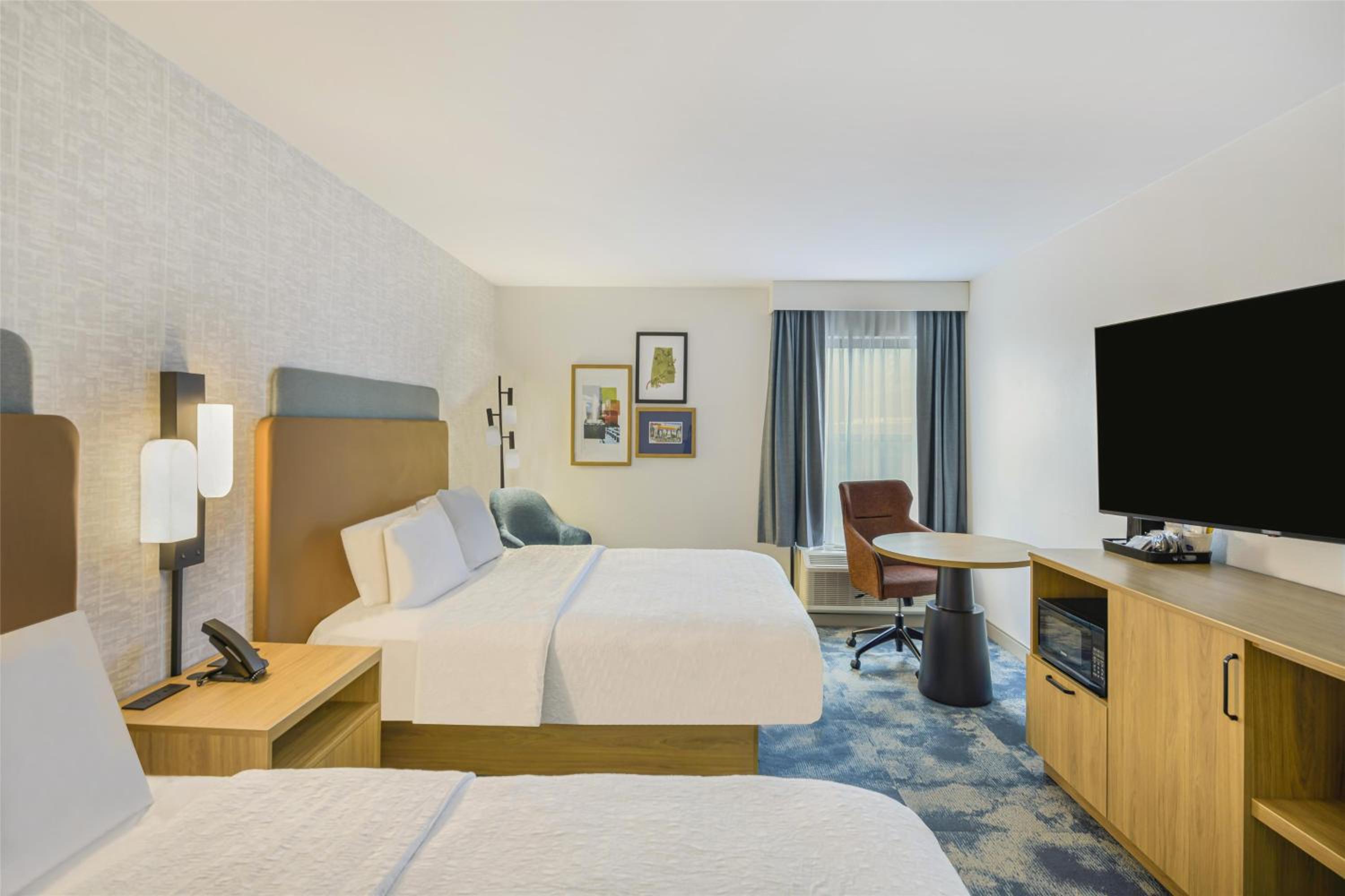 Queen Room with Two Queen Beds - Non-Smoking - Photo 3