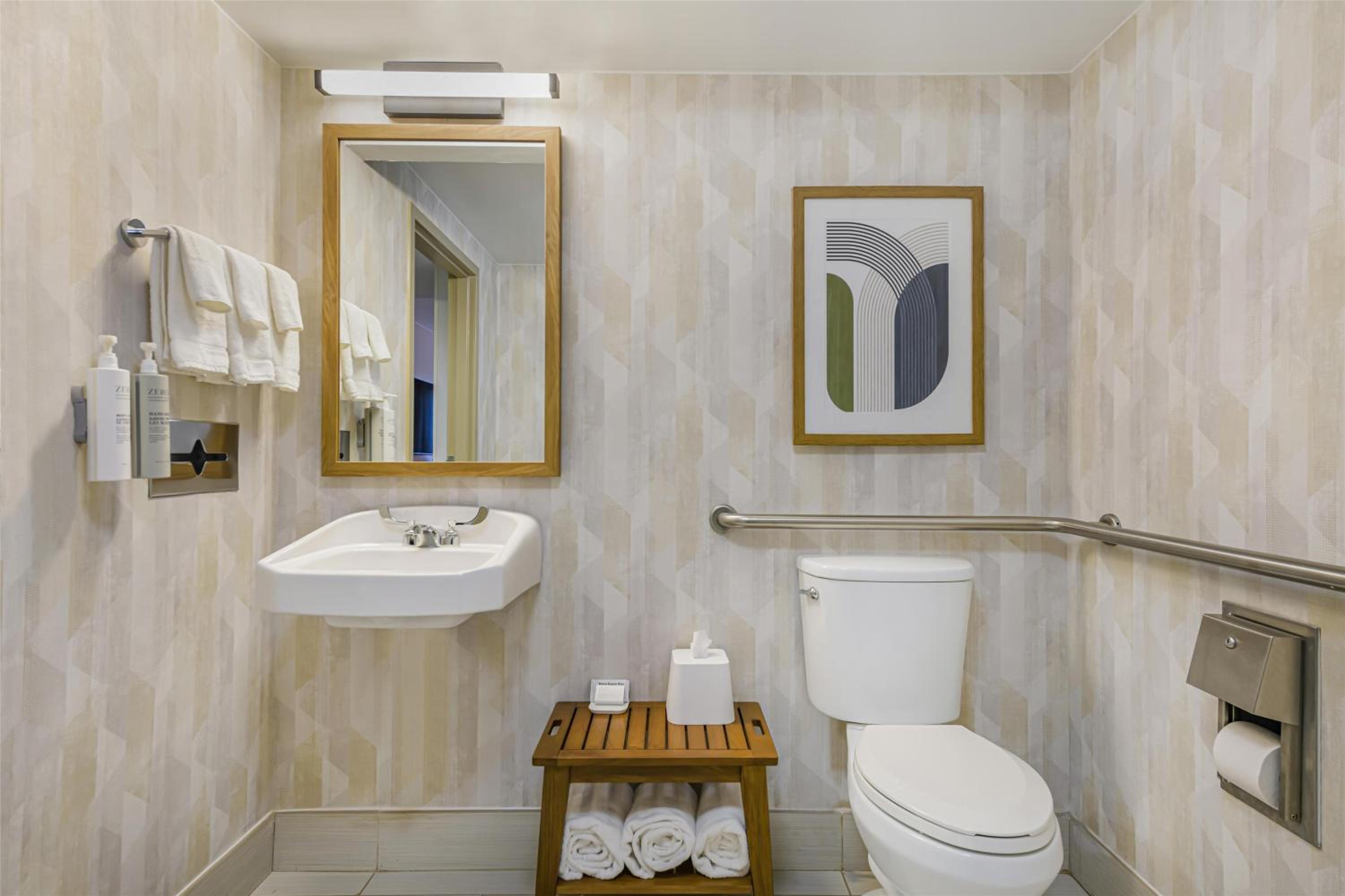 Queen Room with Mobility Accessible Tub - Non-Smoking - Photo 2