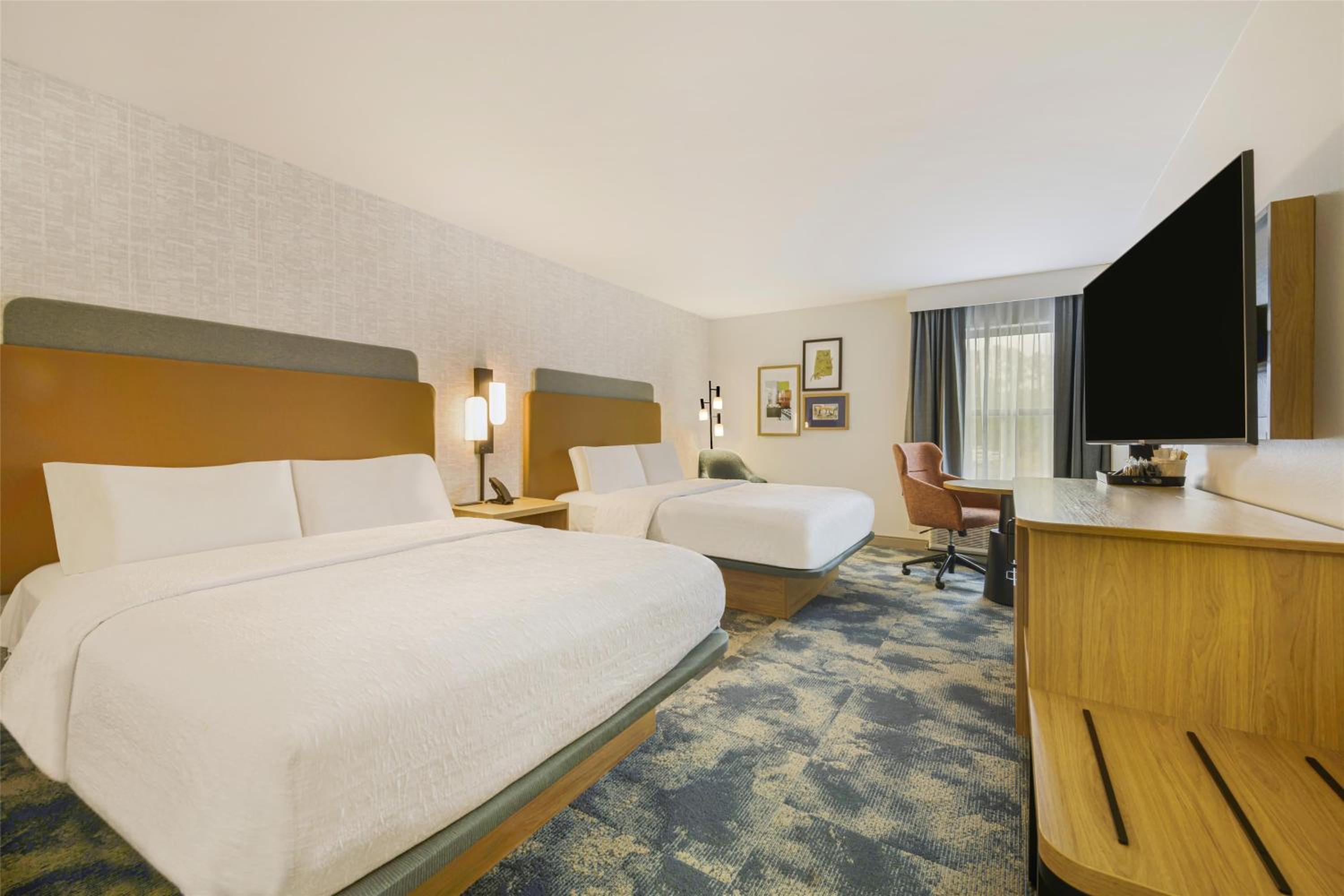 Queen Room with Two Queen Beds - Non-Smoking - Photo 4