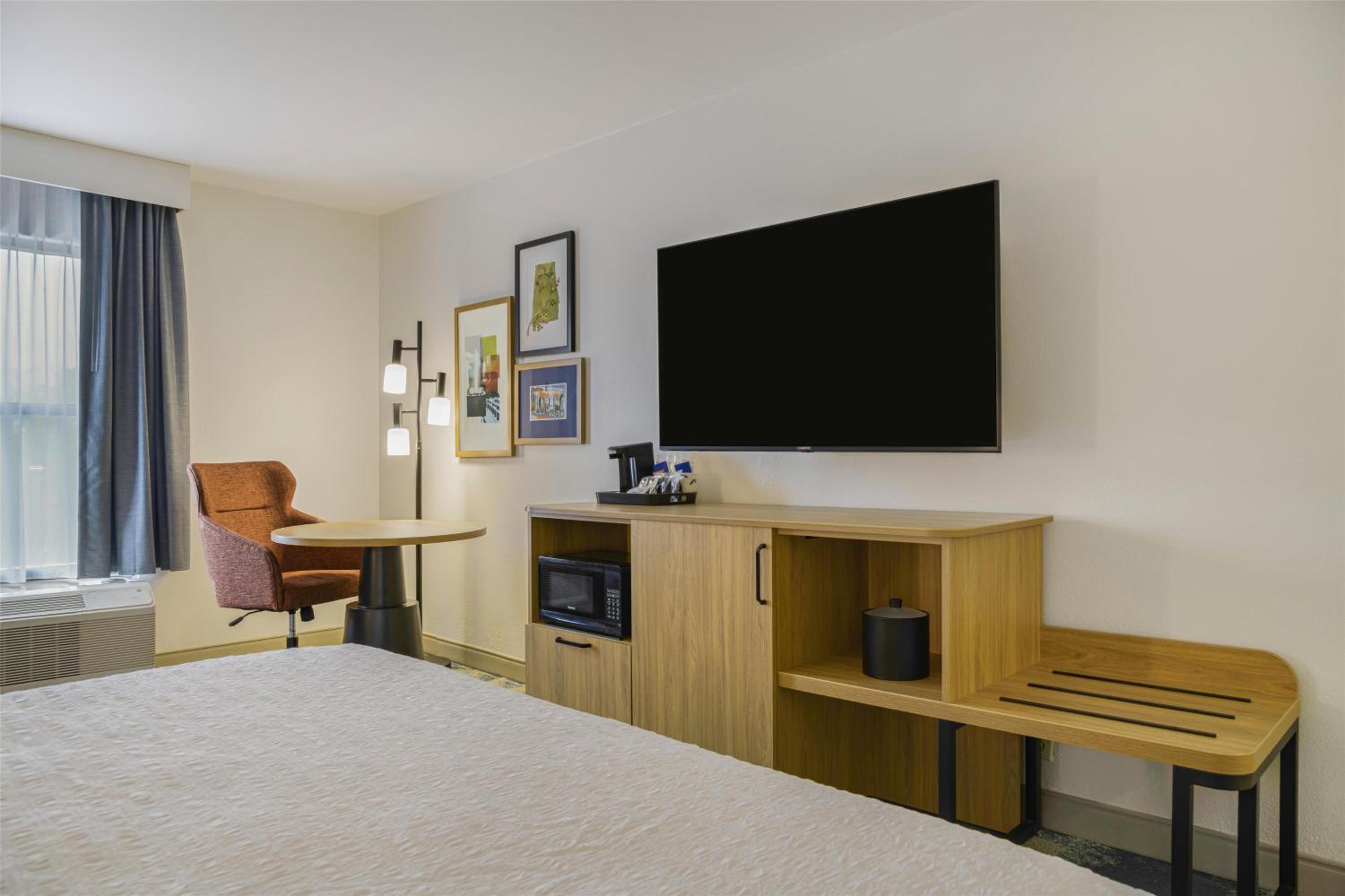 King Room with Sofa Bed - Non-Smoking - Photo 5
