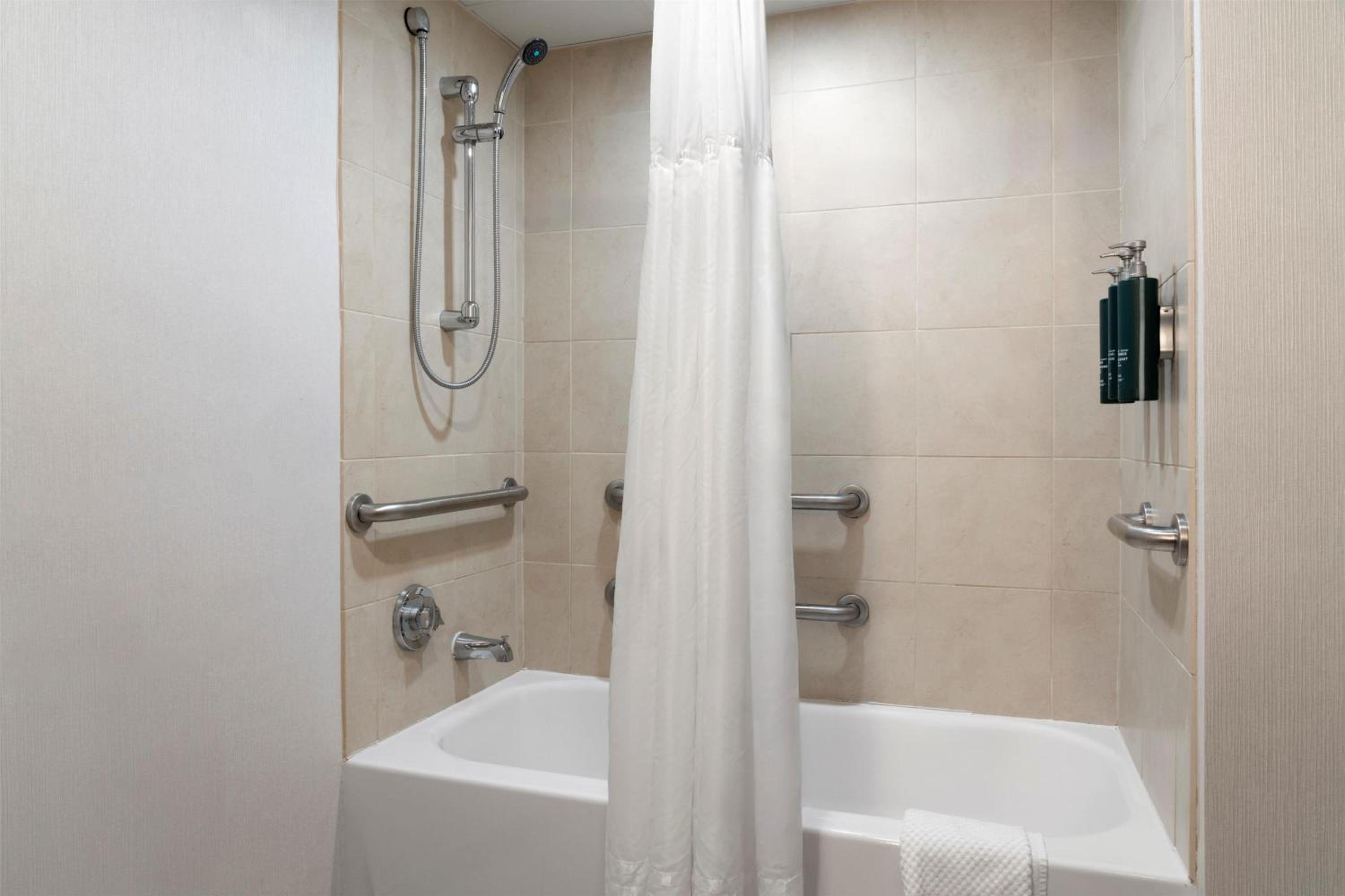 King Room with Tub - Mobility/Hearing Accessible/Non-Smoking - Photo 1