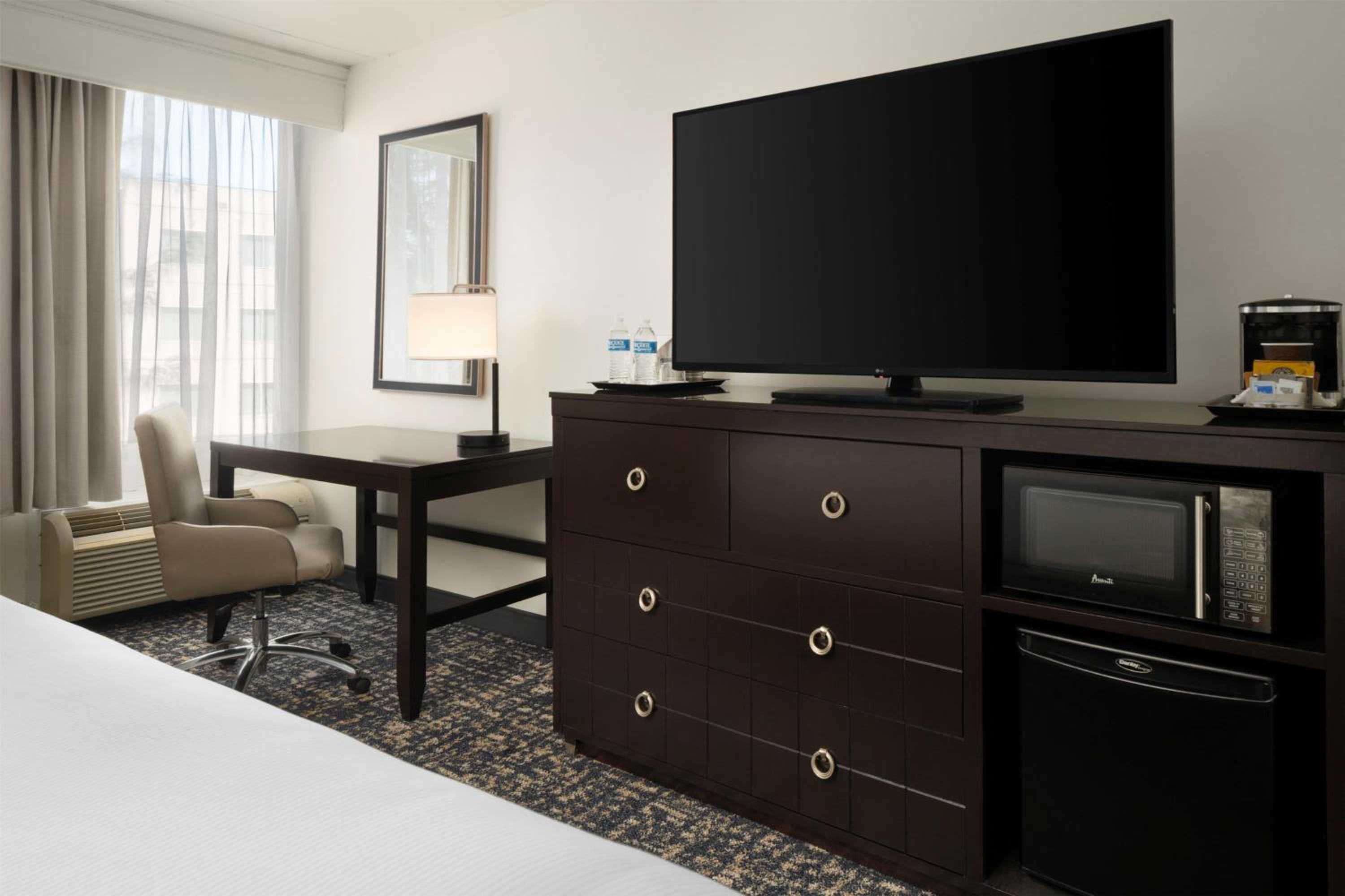Double Room with Two Double Beds - Hearing Access - Photo 5