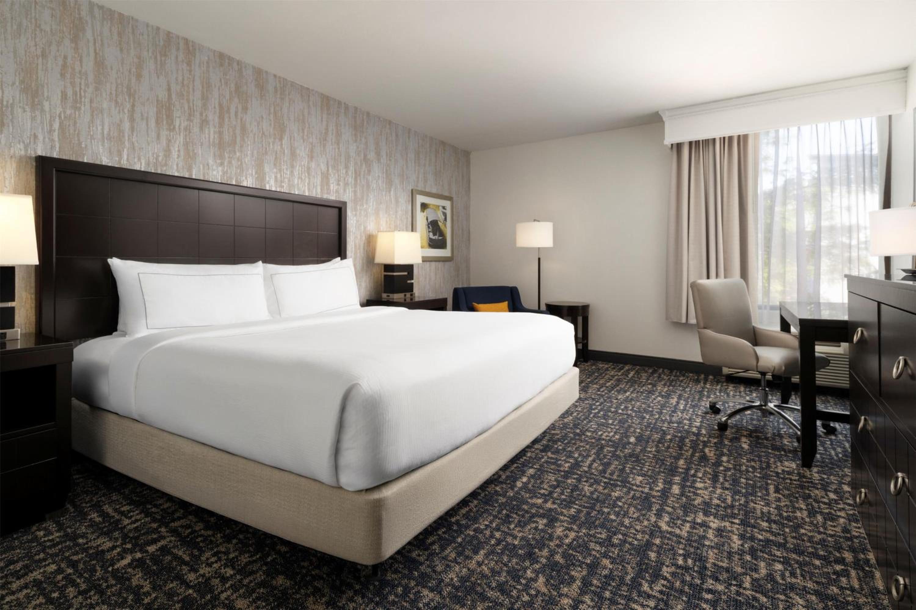 King Room with Tub - Mobility/Hearing Accessible/Non-Smoking - Photo 3