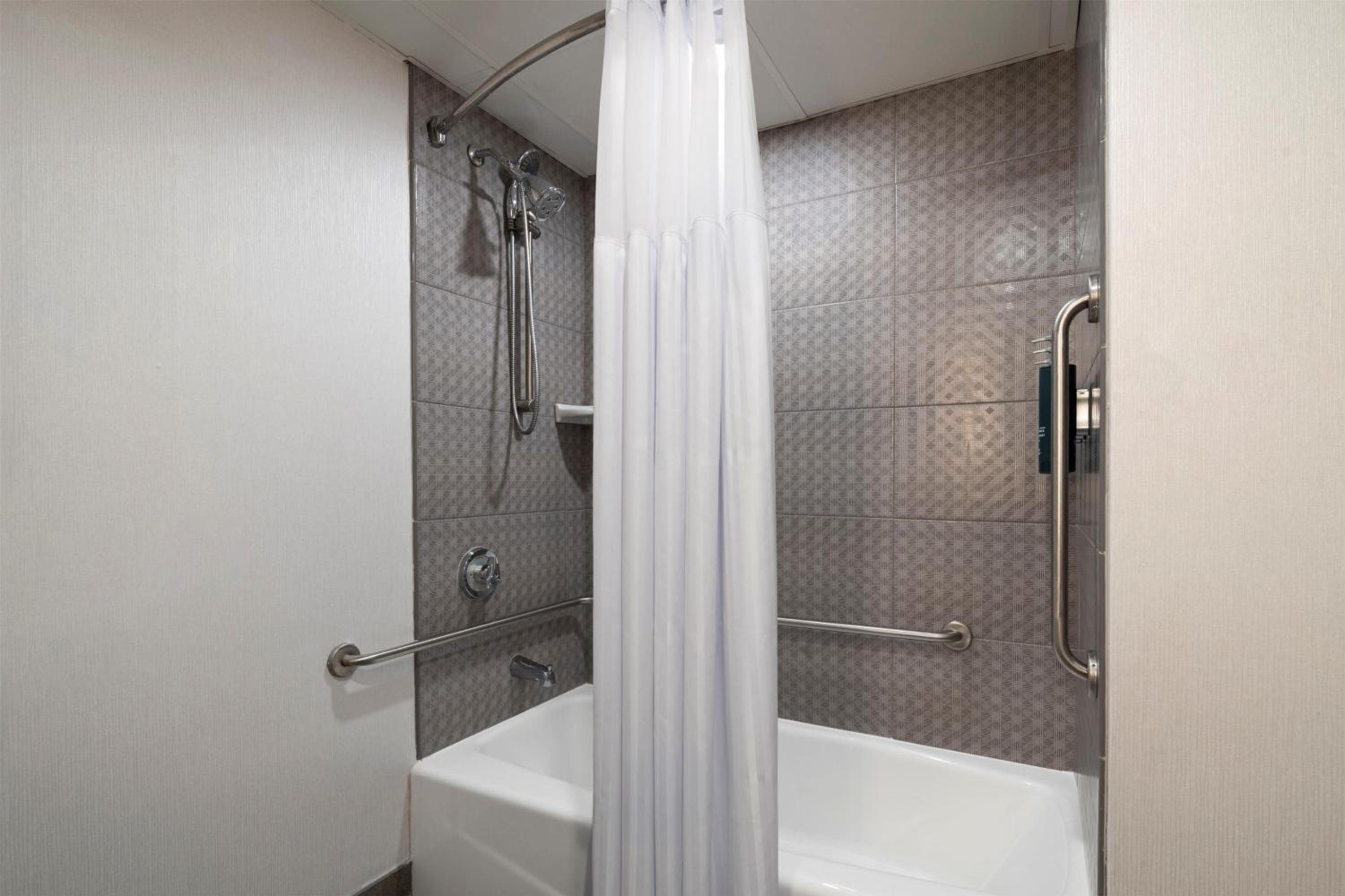 King Room with Tub - Mobility/Hearing Accessible/Non-Smoking - Photo 4