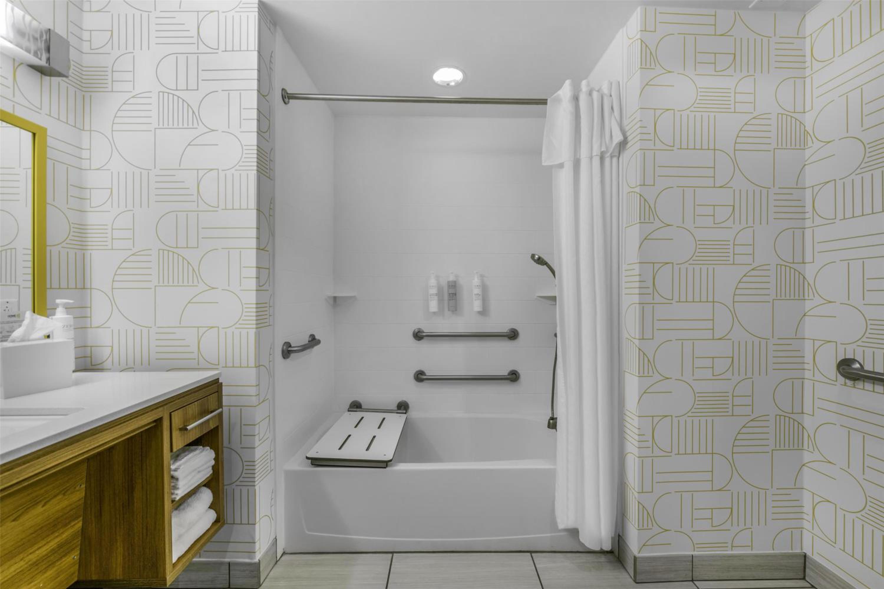 King Suite - Mobility and Hearing Access/Non-Smoking